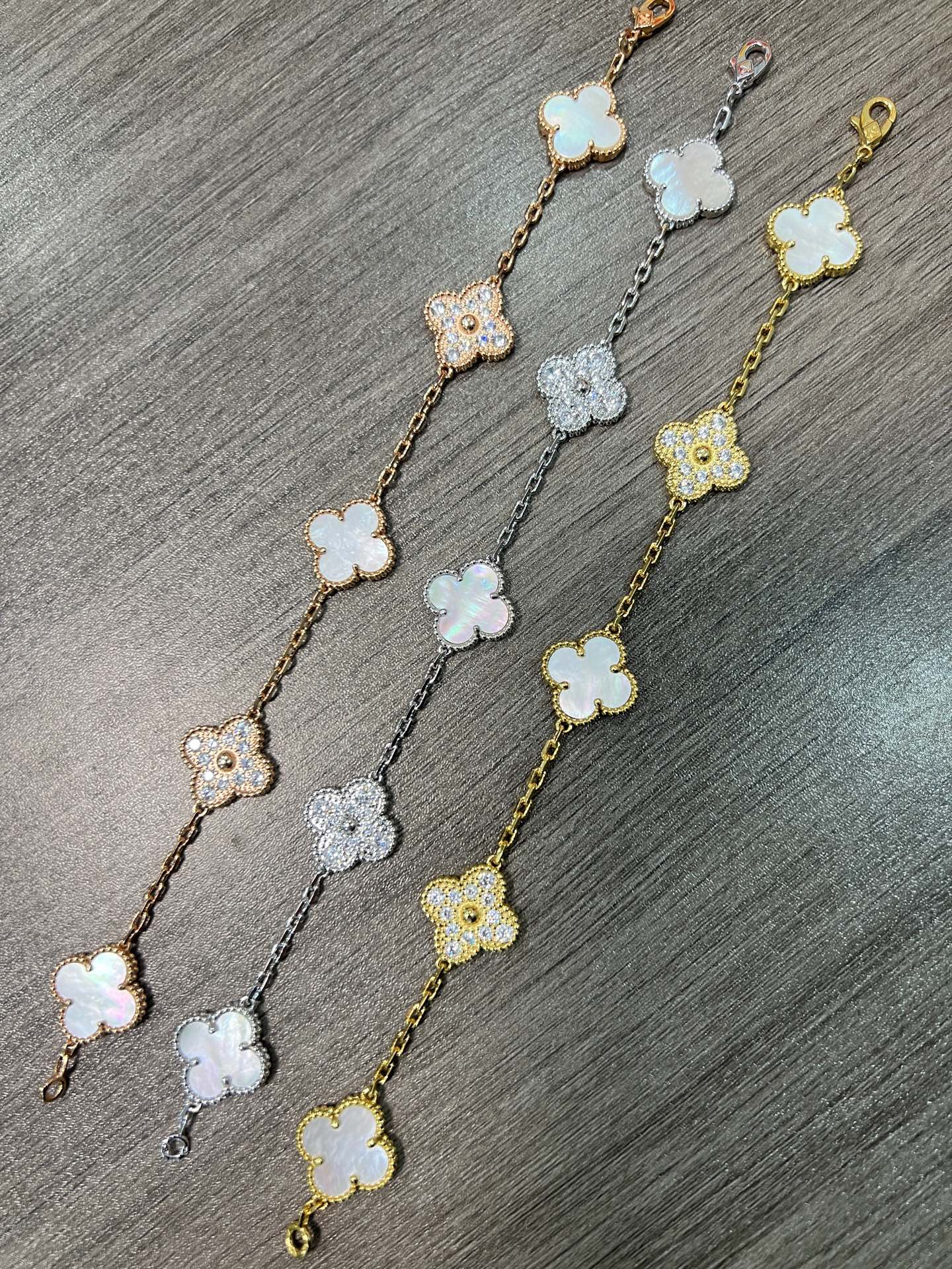 NO:923751,Van Cleef & Arpels five-flower bracelet with white mother-of-pearl and diamonds. Alhambra series five-flower bracelet, white mother-of-pearl and diamonds alternate design, 18K rose gold with warm white mother-of-pearl, diamond embellishment is super sparkling. The five-flower shape symbolizes luck, health, wealth, reputation and love, full of meaning, suitable for daily wear or as a gift. It is beautiful when worn alone or stacked, and the elegance is easy to control~, boutique jewelry, van cleef, bracelet19860909梵克雅宝白贝母间钻五花手链 Alhambra系列五花手链,白贝母与 钻石交替设计,18K玫瑰金搭配温润白贝母,钻石点缀超 闪耀軍.五花造型象征幸运、健康、财富、名誉和爱情,寓意满满,日常佩戴或送礼都很合适體 单戴或叠戴都很美,优雅气质轻松拿捏~,饰品精品,van cleef,bracelet,Jewelry