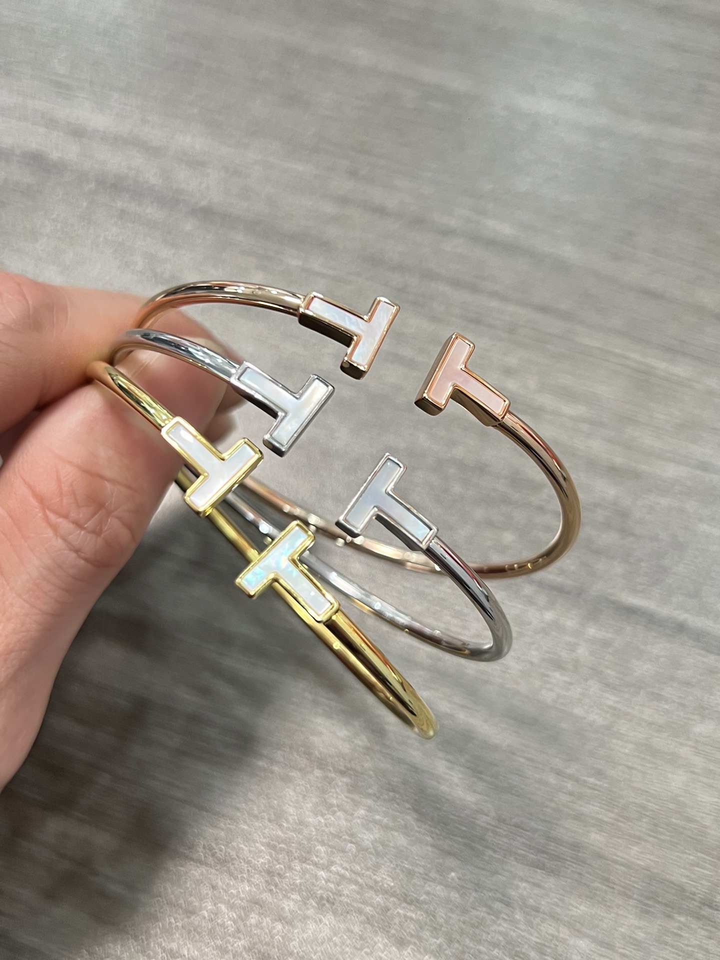NO:923767,Tiffany T Series Bracelet This is Tiffany & Co.'s classic T series bracelet, inlaid with colorful mother-of-pearl, with a simple and recognizable double T design. It is not only an exquisite item for daily wear, but also the finishing touch to enhance the overall look and texture. The iridescent luster of the mother-of-pearl will change with the angle under the light, and it is low-key and high-end. It is suitable for matching with a variety of styles, especially for urban women who pursue elegance and modernity. Boutique jewelry, bracelet19860909Tiffany T系列手镯 这款是Tiffany & Co.经典的T系列手镯,镶嵌幻彩贝母,双T设计简约而富有辨识度.它既是日常佩戴的精致单品,也是提升整体造型质感的点睛之笔.贝母的虹彩光泽在光线下会随角度变幻,低调中透着高级感,适合搭配多种风格穿搭,尤其适合追求优雅与现代感并存的都市女性.,饰品精品,bracelet,Jewelry