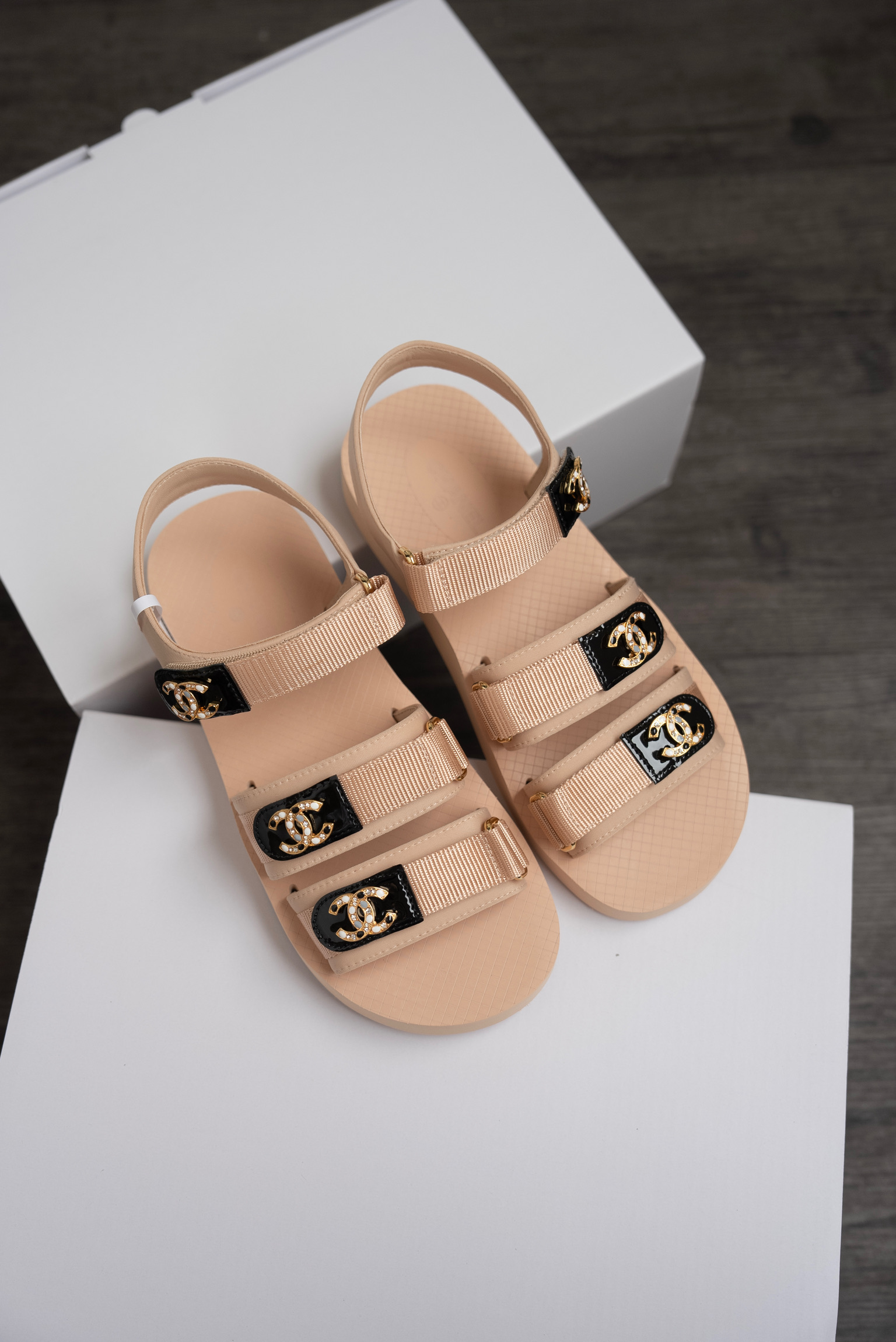 NO:405878,The top version of the Gansu Chanel is here. 25 new Chanel double C rhinestone Velcro sandals!  —Summer Fairy Limited Edition even for sandals, it must be exquisitely filled!  !  The feet feel as light as nothing, and the styling is a sandal worth collecting in Xia Tianzui!  Because it is very friendly to all kinds of feet, and it is easy to put on and take off and knock on chickens, it is simply a new lucky shoe for lazy people!  !   It seems simple and casual, but it comes with a fashionable magic shoe shape that can be sweet or salty, fashionable and versatile!  Wear barefoot in summer, refreshing and comfortable!  Paired with various socks, it is fashionable!  It really looks very fashionable no matter how you match it!  The Velcro strap is very good for foot shape, and the upper is very slimming and the double diamond double C buckle decoration, which is expensive and level!  This Velcro design is really awesome~ The Velcro is very long and has a very good viscosity!  Strong but effortless, easy to put on and take off without pressure!  Super lightweight EVA big sole, light and comfortable to wear!  Comfortable cushioning!  !  The upper is made of original material with a very good texture and a comfortable foot binding feel on the feet. The exquisite and fragrant logo hardware buckle with a mold opening!  Classic is not easy to get out of style!  Imported lambskin inside, mold EVA big sole!  Size 35-40 size original box packaging aircraft box., sandals, chanel, chanel, sandals, sheepskin, socks19860909莞产顶版Chanel来了 25款香奈儿新款双C水钻魔术贴凉鞋！ —夏日仙女限定版就算是凉鞋也要精致拉满！！脚感轻若无物,造型感超好魔术贴是夏天醉值得收的一款凉鞋！因为它对各种脚型都很友好,而且穿脱还敲鸡方便,简直就是懒星人的福新鞋啊！！  看似简约又随性的它,却自带着时尚的魔力鞋型可甜可盐,时髦又百搭！夏天光脚穿,清爽又舒适！搭配各种袜子,时髦度拉满！真的怎么搭配都很洋气好看！魔术贴一字带很修饰脚型,鞋帮收肉显瘦效果很好双钻双C扣装饰, 贵气又篙级！这种魔术贴设计真的太爱了~魔术贴的长度很适中,粘黏度很好！牢固但又不费力,轻松穿脱无压力！超级轻便EVA大底,穿上脚感轻便舒适！缓震舒适！！面料订制原版材质鞋面,质感真的很好,上脚有舒适的裹脚感. 开模精致小香的logo五金扣！经典又不容易过时！内里进口小羊皮,模具EVA大底！ Size 35-40码原盒包装飞机盒.,凉鞋,chanel,chanel,sandals,sheepskin,socks,Women's Shoes