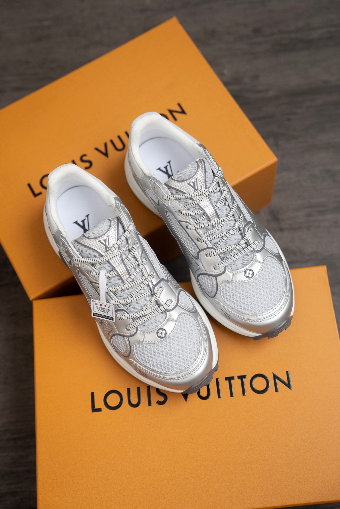NO:405884,25 most popular Louis Vuitton LV Classic sports calfskin lace-up letter casual shoes in Dongguan!  LV is a top-notch quality obtained through special channels, the same level as the counter goods, the quality is impeccable, and it is absolutely worth the money!  The appearance of this shoe is definitely the pinnacle of the casual shoe industry this year!  When you touch the real object with your own hands, you will understand why it is so popular!  It is not only versatile, but more importantly, compared with the mature sports styles in the past, this LV sports series injects a brand new youthful vitality. Its texture and trend are extremely strong, and it is deeply loved by young people!  This cowhide LV has a calm and elegant tone, and looks formal and has the ease of sports shoes. The imported cowhide material of the upper has been carefully selected, with a delicate and durable touch, demonstrating the consistent high-quality pursuit of the LV brand. It is worth mentioning that this new color LV has just been launched recently, and the number is limited. Those who want to own it must not miss this opportunity!  Get it now and make this trendy and fashionable LV the new favorite in your shoe cabinet!  The imported customized original cowhide is made of imported material, with a private model customized original large bottom, which is different from other companies. Without the original version, this effect cannot be achieved!  Size 35-40 yards, original box packed airplane box!  , casual shoes / sneakers, louis vuitton, louis vuitton, sneakers, cowhide19860909莞产25款最火路易威登LV Classic运动小牛皮系带字母休闲鞋！ LV这是通过特殊渠道获得的顶级精品,与专柜货同级,品质无可挑剔,绝对物有所值！ 这款鞋的颜值绝对是今年休闲鞋界的巅峰之作！当您亲手触摸到实物时,就会明白它为何如此备受追捧！它不仅百搭,更重要的是,与以往的成熟运动风格相比,这款LV的运动系列注入了全新的青春活力.其质感与潮流感都极为强烈,深受年轻人的喜爱！ 这款牛皮LV其色调沉稳而不失高雅,看上去既带有正装的正式感,又不失运动鞋的轻松自在.鞋面的进口牛皮材质经过精心挑选,触感细腻且耐用,彰显出LV品牌一贯的高品质追求. 值得一提的是,这款新配色LV最近刚刚上架,数量有限,想要拥有的宝子们千万不要错过这个机会哦！赶紧入手,让这款新潮时尚的LV成为你鞋柜中的新宠吧！ 材质进口定制原版牛皮, 大底私模定制原版大底、区别于别家,没有原版是开不出这效果的！ Size 35-40码,原盒包装飞机盒！,休闲鞋/运动鞋,louis vuitton,louis vuitton,sneakers,cowhide,Women's Shoes