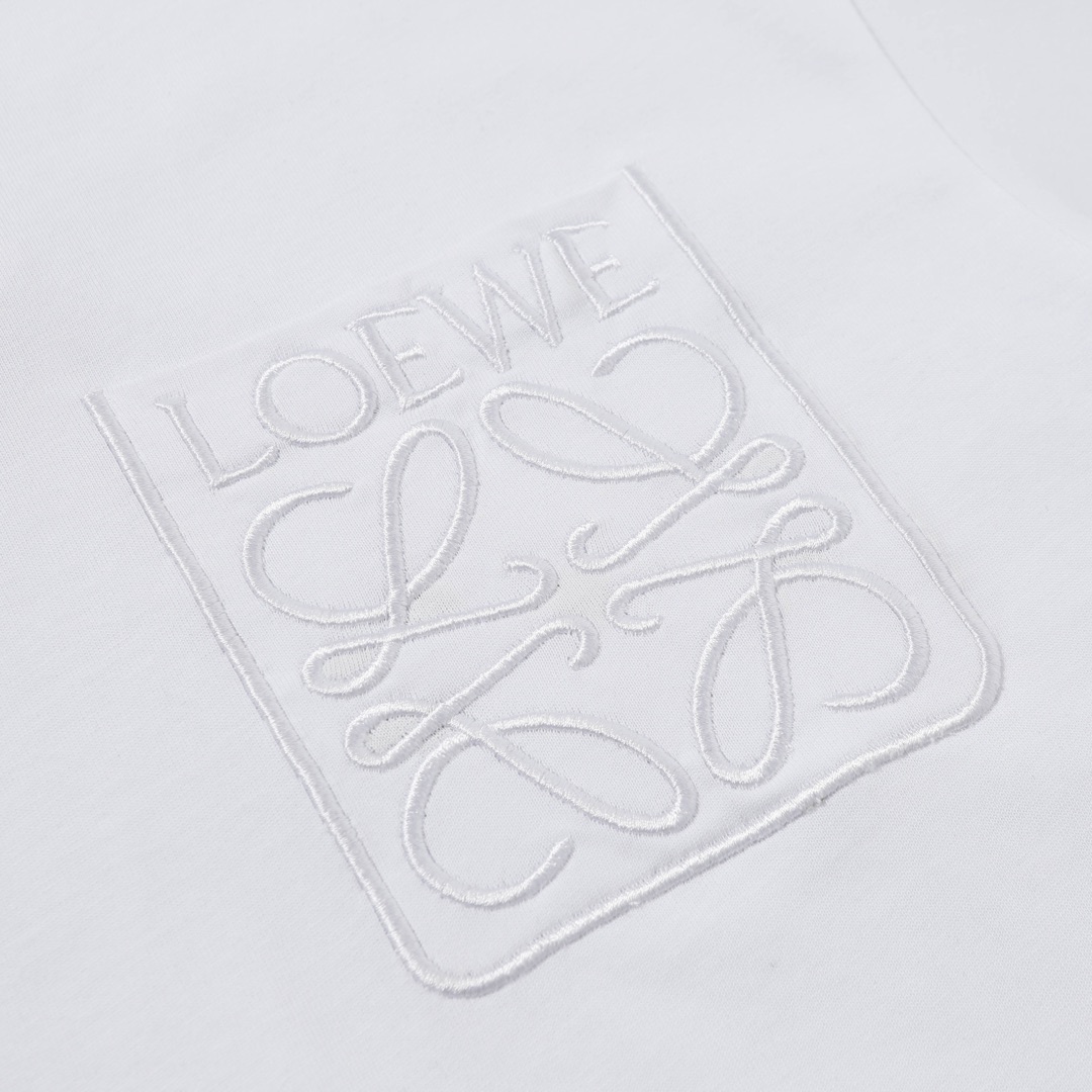 LOEWE/罗意威 25ss 口袋暗纹刺绣短袖 黑色 白色-Chinese UA Cheap High Quatity Brand Clothes Bags handbags Sneakers wholesale wholesaler seller from China Factory suppliers Fashion Clothing Shoes best Quality Beautiful Price LOEWE/罗意威 25ss 口袋暗纹刺绣短袖 黑色 白色