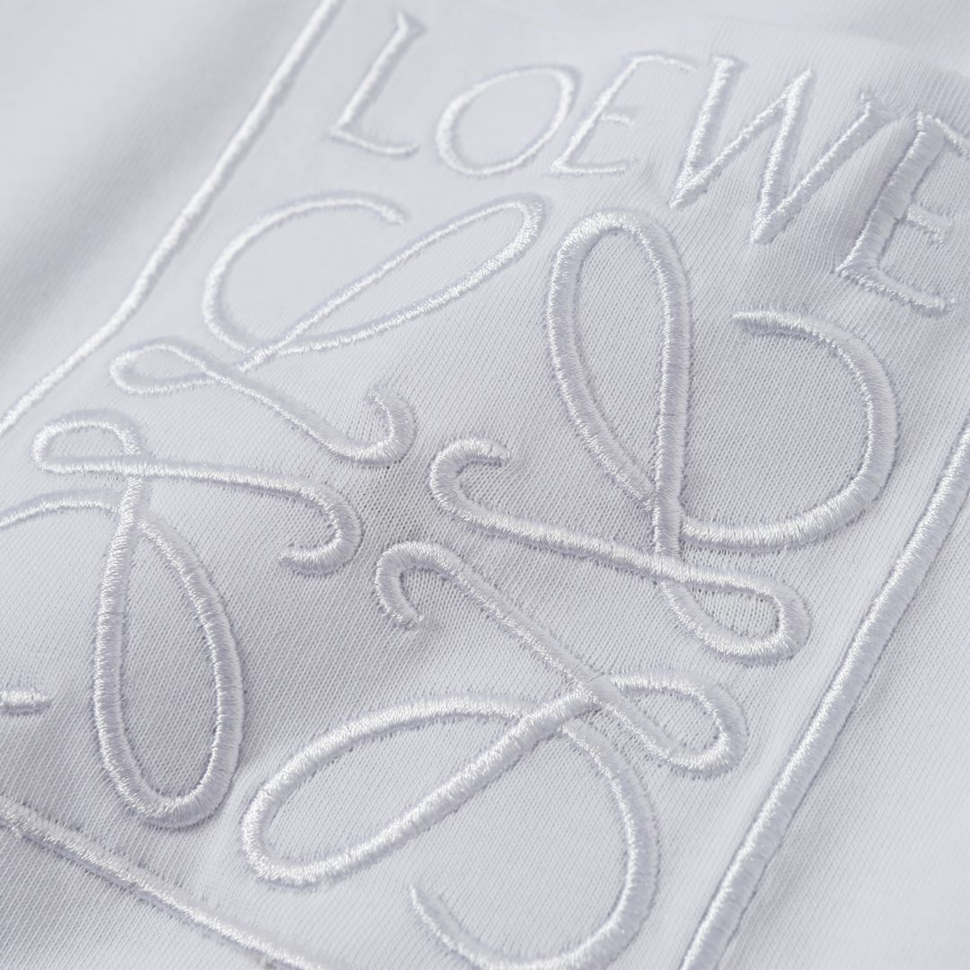 LOEWE/罗意威 25ss 口袋暗纹刺绣短袖 黑色 白色-Chinese UA Cheap High Quatity Brand Clothes Bags handbags Sneakers wholesale wholesaler seller from China Factory suppliers Fashion Clothing Shoes best Quality Beautiful Price LOEWE/罗意威 25ss 口袋暗纹刺绣短袖 黑色 白色