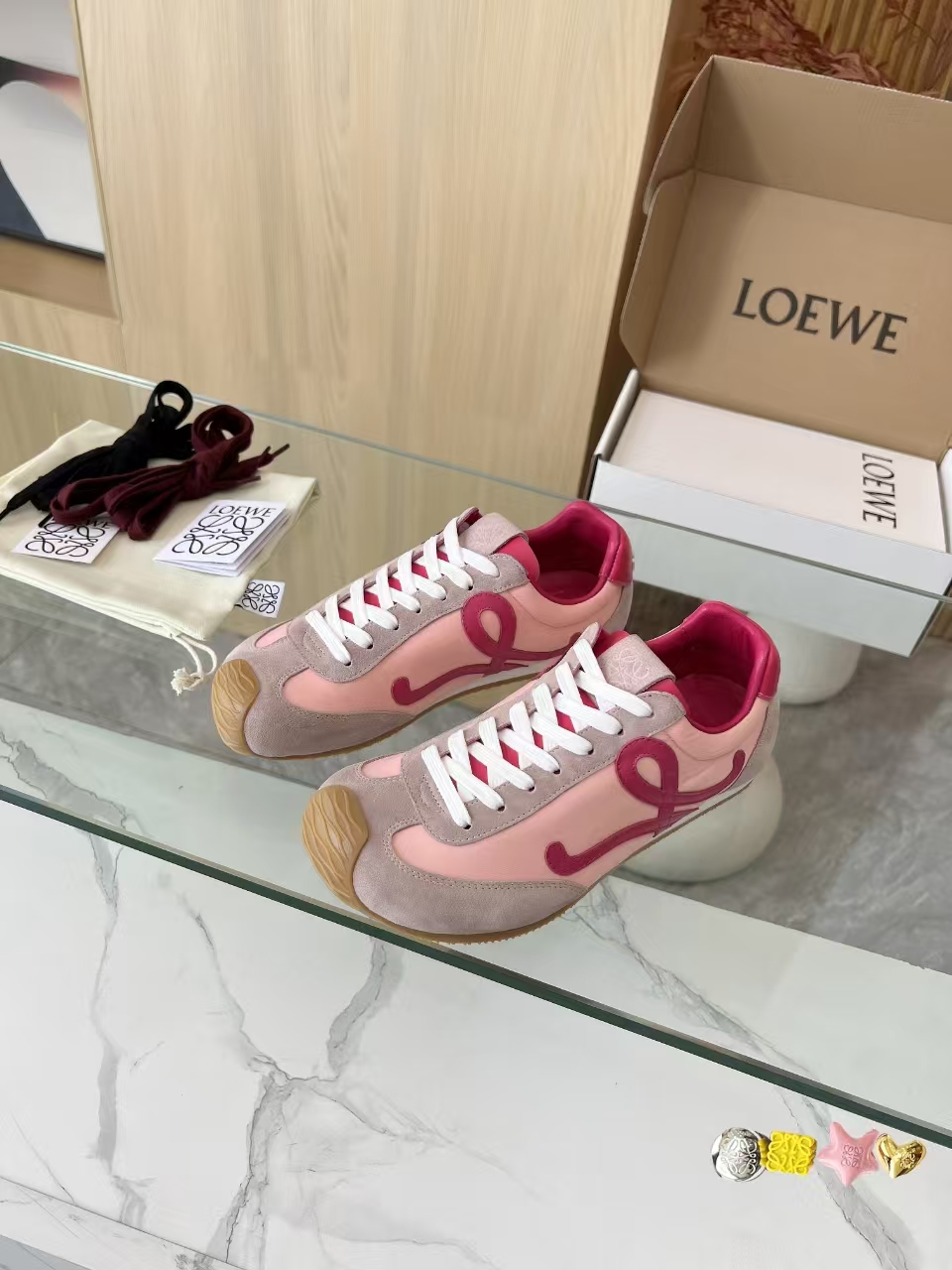 NO:729828,Loewe's popular casual shoes are coming, with small and fresh color-blocking designs, suitable for all kinds of clothing, giving people a refreshing feeling. Imported original 1:1 sheepskin, injection logo process, nylon waterproof cloth spliced ​​with frosted suede, preferably soft sheepskin lining, super comfortable on the feet, non-slip and wear-resistant TR material sole, non-rubber sole, code number 35-40.39-45. Accessories, loewe, sheepskin19860909罗意威爆款休闲鞋来袭,拼色小清新设计,适合各种百搭服饰,給人耳目一新的感觉.进口原版1比1羊皮,注塑Logo工艺,尼龙防水布拼接磨砂绒皮,优选柔软羊皮里,脚感超级舒服,防滑耐磨Tr材质底,非橡胶底,码数35-40.39-45 .饰品,,loewe,sheepskin,Men's shoes