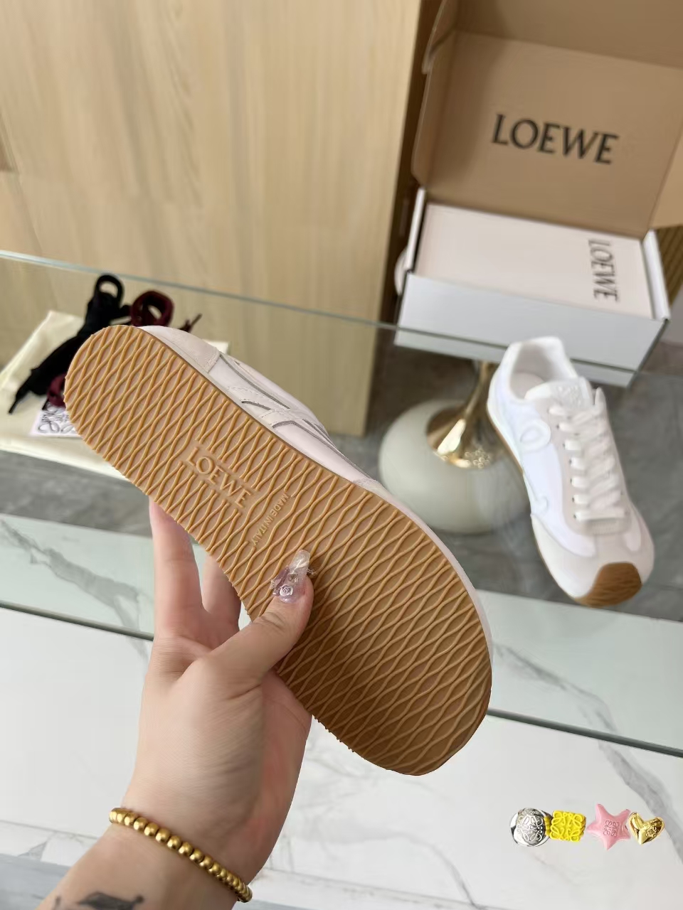 NO:729835,2025 Loewe's popular casual shoes are coming, with small and fresh color-blocking designs, suitable for all kinds of clothing, giving people a refreshing feeling. Imported original 1:1 sheepskin, injection logo process, nylon waterproof cloth spliced ​​with frosted suede, preferably soft sheepskin lining, super comfortable on the feet, non-slip and wear-resistant TR material sole, non-rubber sole, code number 35-40.39-45..Accessories,, loewe, sheepskin198609092025罗意威爆款休闲鞋来袭,拼色小清新设计,适合各种百搭服饰,給人耳目一新的感觉.进口原版1比1羊皮,注塑Logo工艺,尼龙防水布拼接磨砂绒皮,优选柔软羊皮里,脚感超级舒服,防滑耐磨Tr材质底,非橡胶底,码数35-40.39-45..饰品,,loewe,sheepskin,Men's shoes