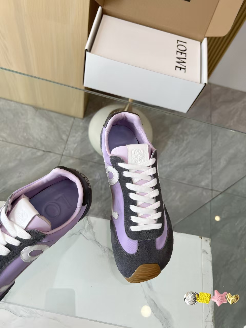 NO:729843,Loewe's popular casual shoes are coming, with small and fresh color-blocking designs, suitable for all kinds of clothing, giving people a refreshing feeling. Imported original 1:1 sheepskin, injection logo process, nylon waterproof cloth spliced ​​with frosted suede, preferably soft sheepskin lining, super comfortable on the feet, non-slip and wear-resistant TR material sole, non-rubber sole, code number 35-40.39-45. Accessories, loewe, sheepskin19860909罗意威爆款休闲鞋来袭,拼色小清新设计,适合各种百搭服饰,給人耳目一新的感觉.进口原版1比1羊皮,注塑Logo工艺,尼龙防水布拼接磨砂绒皮,优选柔软羊皮里,脚感超级舒服,防滑耐磨Tr材质底,非橡胶底,码数35-40.39-45 .饰品,,loewe,sheepskin,Men's shoes