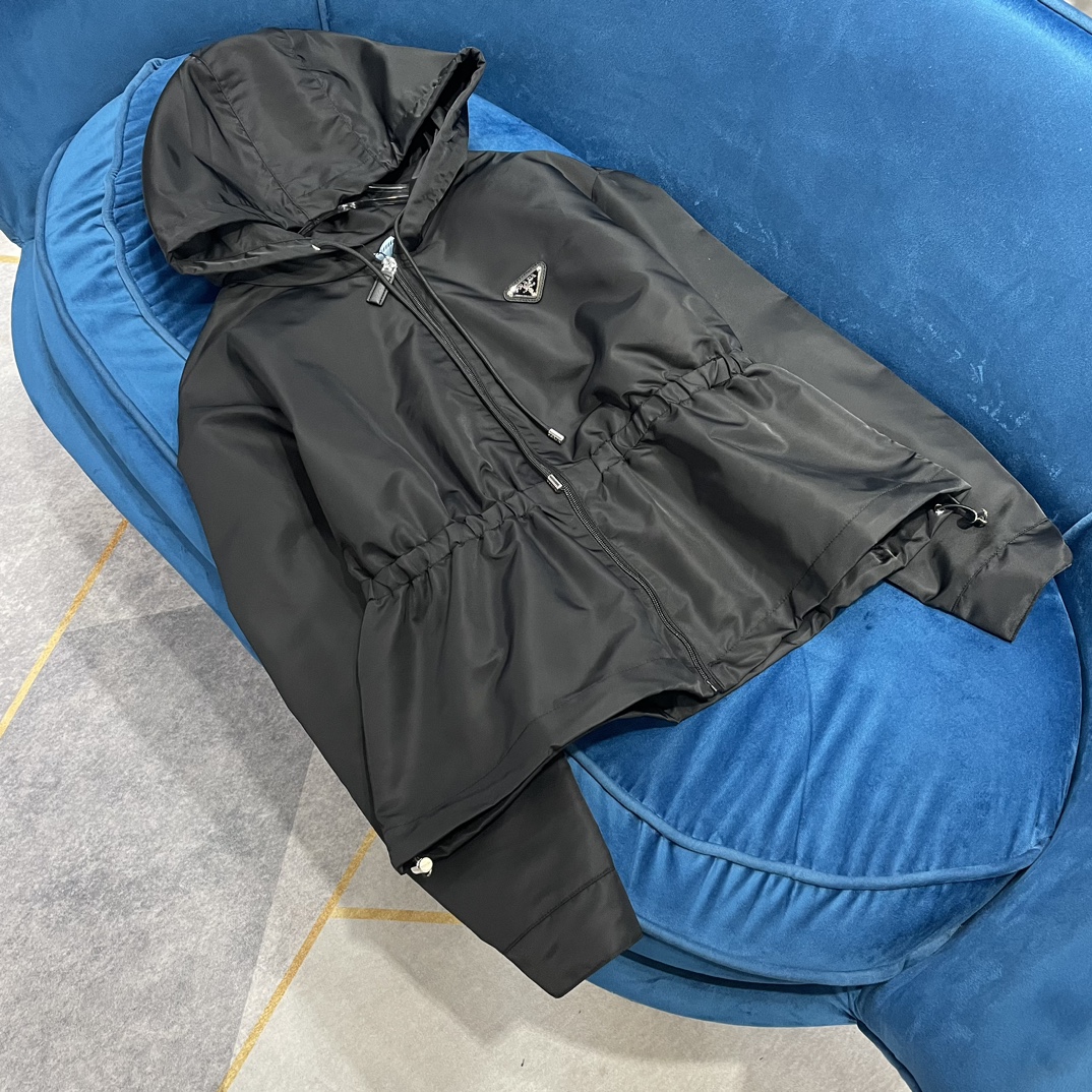 NO:316369,Prad* New nylon hooded zipper casual jacket with classic triangle logo embellishment on the chest, drawstring waist design, back triangle logo pocket decoration, classic upper body not picky, slim and versatile, fashionable basic items, capable and handsome 1 color code S,,prada, jackets & coats,hats,alexander wang19860909Prad* 新款尼龙连帽拉链休闲外套胸前经典三角标logo点缀 抽绳收腰设计 后背三角标口袋装饰 上身经典不挑人,显瘦又百搭 时髦基础单品 干练帅气 1色码数S,,prada,jackets & coats,hats,alexander wang,Women's clothing