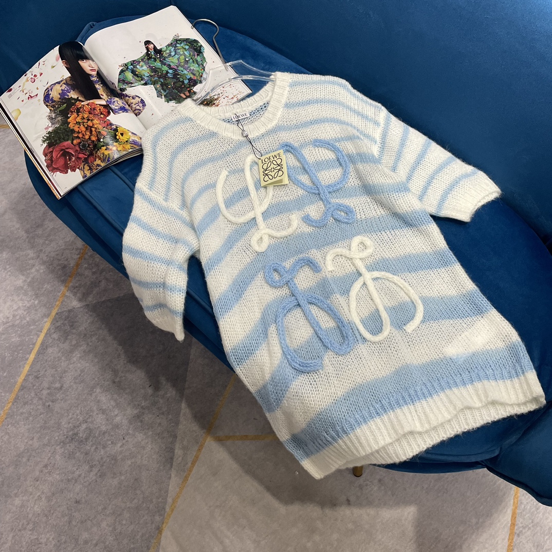 NO:314461,LOEW* ss New early spring style sky blue contrast logo mohair knitted short-sleeved top This blue sweater is too girly, it’s so glutinous, the color matching is simply my favorite!  It is made of 30 mohair 70 wool blend knitted. This sweater has a delicate and smooth feel and experience that is much more than the ordinary version, giving everyone a lot of room for free to match. The style is slightly loose but not bloated, and it hides the little meat very well to modify the figure!  Very elastic, pressure-resistant, no wrinkles, and it is very particular and exquisite on the body!  The style can be said to be the king of versatility, hurry up and take it to the forefront of winter fashion!  !  2 color code number SML, loewe, sweaters, T-shirt, alexander wang19860909LOEW* ss 早春新款 天蓝撞色logo马海毛针织短袖上衣 这件蓝色针织衫也太少女了吧,糯叽叽的太可了,配色简直我的最爱！ 采用30马海毛70羊毛混纺针织,这款毛衣细腻顺滑的手感和体验感比普通版本要足很多的,给大家自由发挥搭配的空间很大.版型略宽松版型 但不显臃肿,很好的隐藏小肉肉 修饰身材！弹性很好 耐压 不起褶皱,穿上身很讲究很精致！版型可以说是百搭之王了,赶快拿下走在冬日时尚的最前端吧！！2色码数SML,,loewe,sweaters,T-shirt,alexander wang,Women's clothing