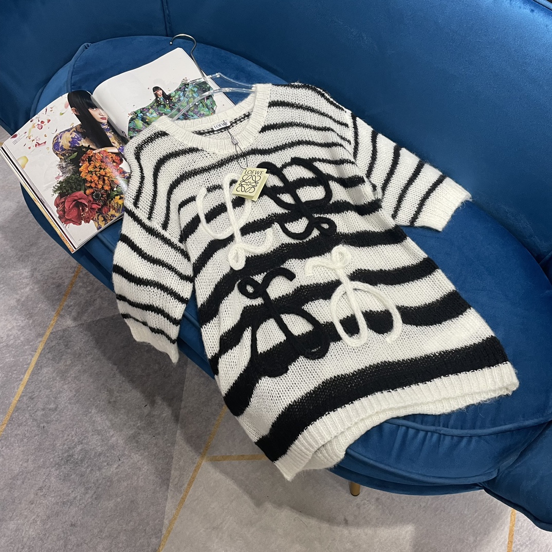 NO:314458,LOEW* ss New early spring style sky blue contrast logo mohair knitted short-sleeved top This blue sweater is too girly, it’s so glutinous, the color matching is simply my favorite!  It is made of 30 mohair 70 wool blend knitted. This sweater has a delicate and smooth feel and experience that is much more than the ordinary version, giving everyone a lot of room for free to match. The style is slightly loose but not bloated, and it hides the little meat very well to modify the figure!  Very elastic, pressure-resistant, no wrinkles, and it is very particular and exquisite on the body!  The style can be said to be the king of versatility, hurry up and take it to the forefront of winter fashion!  !  2 color code SM, loewe, sweaters, T-shirt, alexander wang19860909LOEW* ss 早春新款 天蓝撞色logo马海毛针织短袖上衣 这件蓝色针织衫也太少女了吧,糯叽叽的太可了,配色简直我的最爱！ 采用30马海毛70羊毛混纺针织,这款毛衣细腻顺滑的手感和体验感比普通版本要足很多的,给大家自由发挥搭配的空间很大.版型略宽松版型 但不显臃肿,很好的隐藏小肉肉 修饰身材！弹性很好 耐压 不起褶皱,穿上身很讲究很精致！版型可以说是百搭之王了,赶快拿下走在冬日时尚的最前端吧！！2色码数SM,,loewe,sweaters,T-shirt,alexander wang,Women's clothing