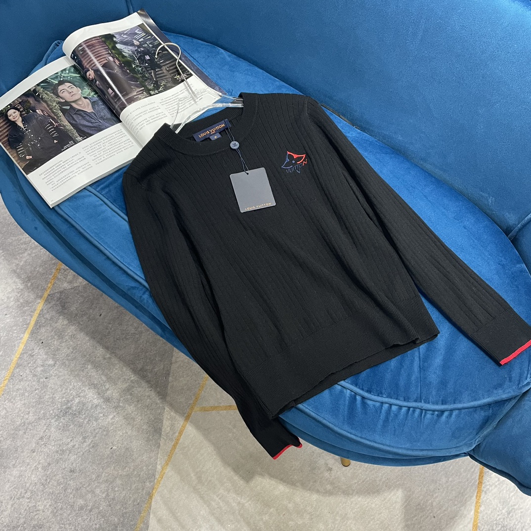 NO:307817,Louis Vuitt*on AW autumn and winter new product. Classic turtleneck pullover sweater 100% first-cut wool texture delicate and soft. Classic age-reducing product!  The three-dimensional logo letter design is fashionable and handsome!  The style is not picky about others and looks slim!  The perfect item that is a must-have for white and rich beauty. The texture is excellent and the workmanship is perfect. 3 color code SML, louis vuitton, sweaters, alexander wang19860909Louis Vuitt*on AW秋冬季新品.经典高领套头毛衣 100 ％初剪胎羊毛 质感细腻软糯.经典减龄单品！立体Logo字母设计时髦又帅气！版型不挑人上身巨显瘦！白富美必收的完美单品.质感超赞完美做工品质 3色码数SML,,louis vuitton,sweaters,alexander wang,Women's clothing