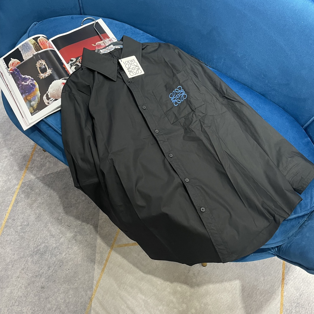 NO:307818,Loew-e 24 spring and summer new simple style versatile letter embroidered logo shirt, the upper body has an indescribable flavor. Just a shirt can bring you no XIAN possibility, and easily wear high-end clothing quality and temperament. It is not how beautiful it is, but a taste and feeling that will make people feel very tasteful. It also creates a bit of freshness. This color combination is very pleasing, automatic age reduction, easy to wear, easy to wear, easy to wear, easy to wear, easy to wear, no wonder it is the favorite item of many celebrity private servers. It is effortless and easy to have youthfulness, casual vitality, high quality brings super high comfort, and easy to save time. 1 color code number SML, loewe, alexander wang19860909Loew-e 24春夏新款简约风百搭字母刺绣logo衬衣,上身有种说不出的味道,仅仅是一件衬衣,就能带给你无XIAN可能,轻松穿出高阶衣品和气质,不是说它有多好看,而是一种味道和感觉,会让人觉得你很有品味. 还营造出几分清新感,这个颜色组合很讨人欢喜,自动减龄感,轻松好穿,好穿百搭的特性,难怪是众多明星私服最爱单品,不费力轻松拥有年轻率性、休闲朝气,高品质感带来超高舒适度,轻轻松松节约时间.1色码数SML,,loewe,alexander wang,Women's clothing