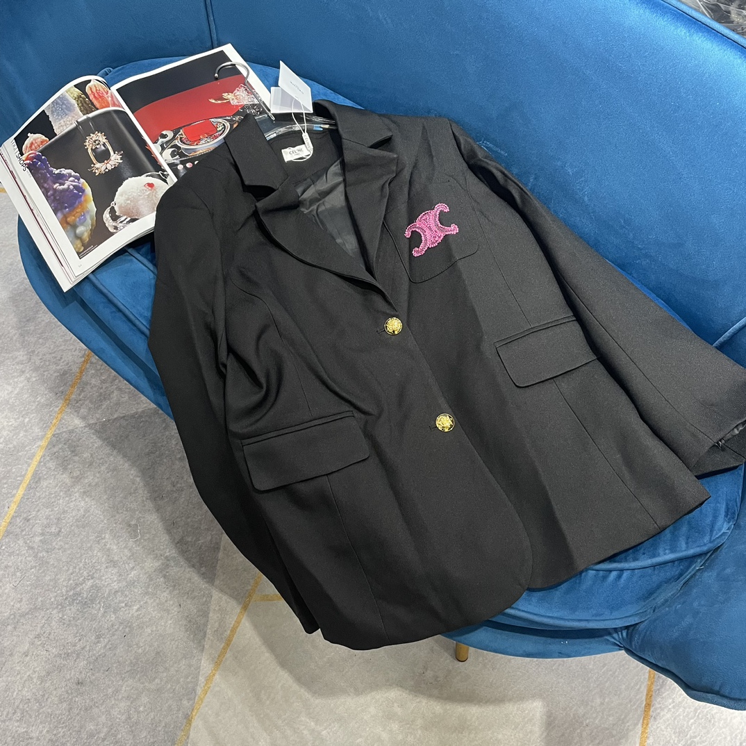 NO:307290,The latest style of early spring letter embroidered logo suit jacket, custom gold metal buckle, silhouette cut top body looks fashionable, pocket practice shows the sense of detail everywhere, high version 2 color codes,, jackets & coats, business suit, alexander wang19860909早春最新款 字母刺绣logo西装外套,定制金色金属扣,廓形的剪裁上身很显时髦感,口袋做法 处处彰显细节感,高版本 2色码数,,jackets & coats,business suit,alexander wang,Women's clothing