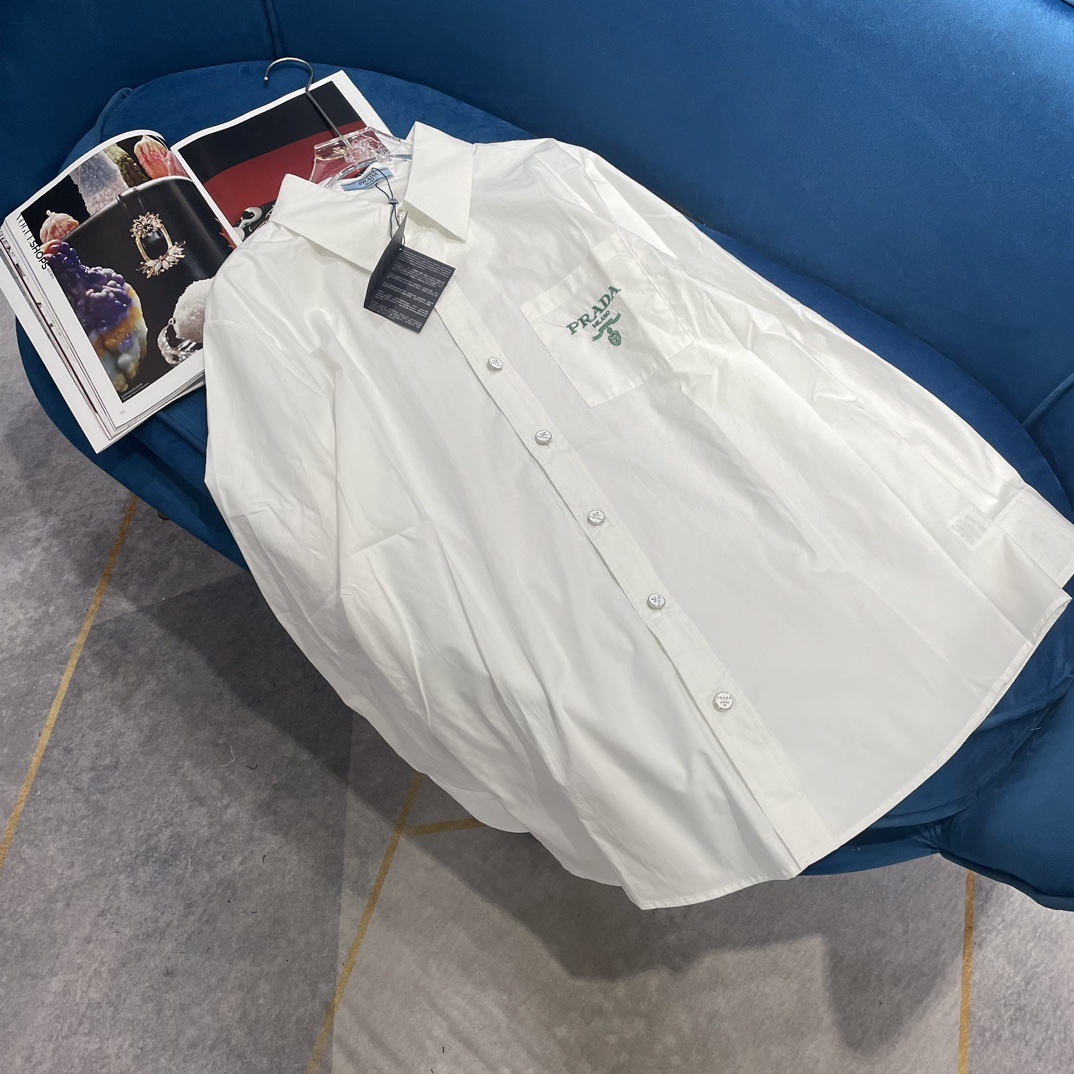 NO:307829,PRAD* exclusive new pocket letter embroidered logo pattern shirt with simple and elegant small lapels that can set off the neck line to show temperament, but the temperament is firmly grasped, enhancing the overall layering of the clothes to highlight the styling. Recommended to buy ~ Single-breasted placket, classic and elegant, easy to put on and take off. This shirt can be worn with a vest or suspender inside. There are many ways to wear it. It can be pure or sexy. The classic P-home letters on the back are full of highlights!  100% pure cotton fabric is skin-friendly and breathable, crisp and stylish, excellent texture, exclusive high-end quality, must be supplemented by purchase 2 color codes S M L,,prada,shirts,alexander wang19860909PRAD*独家新款口袋字母刺绣logo图案衬衫简约优雅的小翻领 能够衬托脖颈线条显气质 但气质又被拿捏得死死的 提升衣服整体的层次感凸显造型感 推荐入手～ 门襟单排扣 经典雅致 方便穿脱 这款衬衣可以内搭背心或者吊带在里边 多种穿法 可以清纯也可以性感 后背经典P家字母 亮点十足 ！百分百纯棉面料亲肤透气 挺括有型 质感超赞 独家高端品质 拿货必补 2色码数S M L,,prada,shirts,alexander wang,Women's clothing