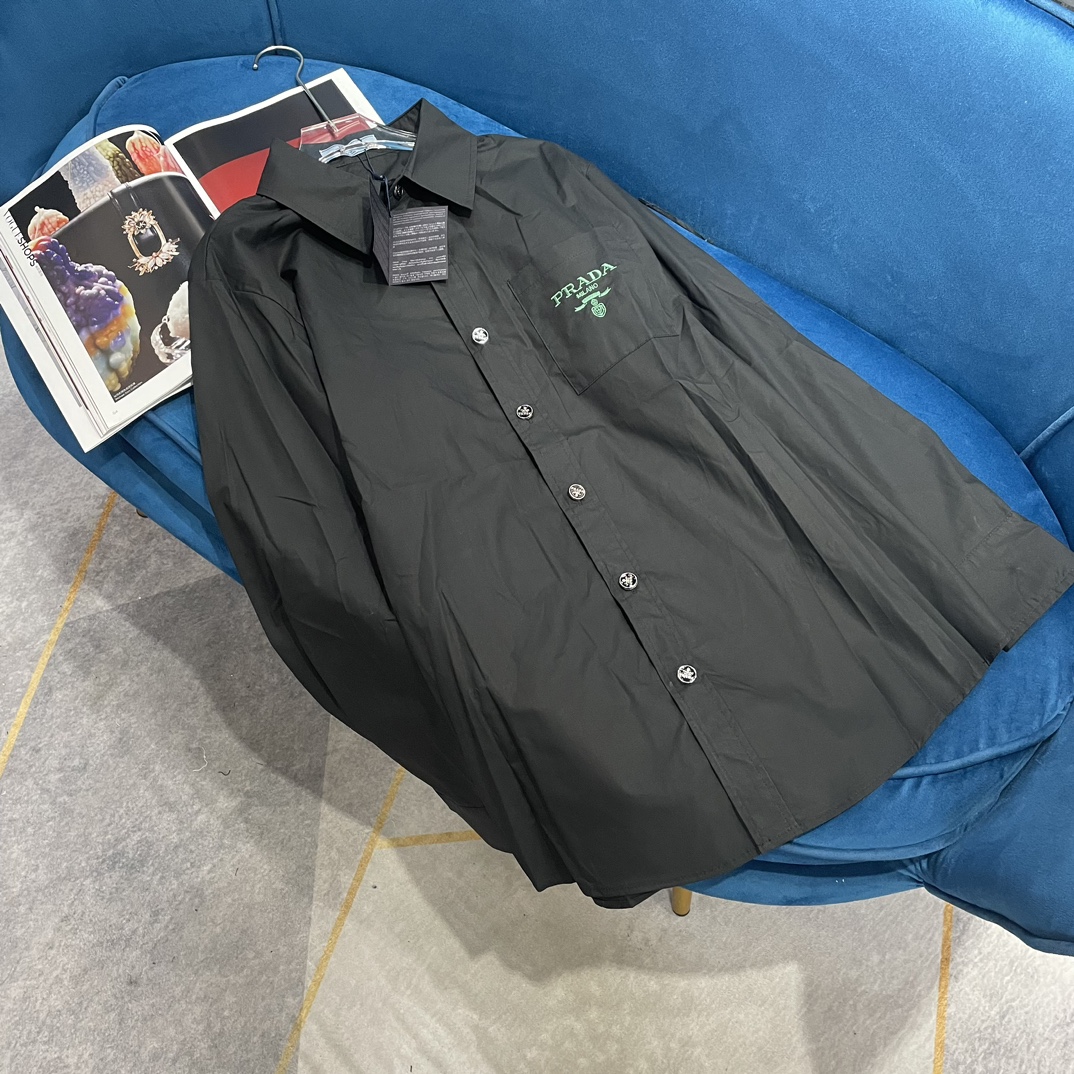 NO:307814,173 RAD* exclusive new pocket letter embroidered logo pattern shirt with simple and elegant small lapels that can set off the neck line to show temperament, but the temperament is firmly grasped, enhancing the overall layering of the clothes to highlight the styling. Recommended to buy ~ Single-breasted placket, classic and elegant, easy to put on and take off. This shirt can be worn with a vest or suspender inside. Various ways to wear it, it can be pure or sexy, and the classic letters on the back are full of highlights!  100% pure cotton fabric is skin-friendly and breathable, crisp and stylish, excellent texture, exclusive high-end quality, must be supplemented by purchase 2 color codes S M L1,,prada,shirts,alexander wang19860909173  RAD*独家新款口袋字母刺绣logo图案衬衫简约优雅的小翻领 能够衬托脖颈线条显气质 但气质又被拿捏得死死的 提升衣服整体的层次感凸显造型感 推荐入手～ 门襟单排扣 经典雅致 方便穿脱 这款衬衣可以内搭背心或者吊带在里边 多种穿法 可以清纯也可以性感 后背经典家字母 亮点十足 ！百分百纯棉面料亲肤透气 挺括有型 质感超赞 独家高端品质 拿货必补 2色码数S M L1,,prada,shirts,alexander wang,Women's clothing