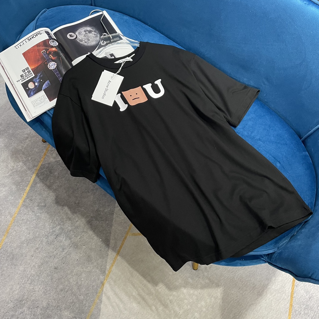 NO:307329,Acne* New product is available for shelves, round neck print, customized YB mercerized cotton material, used for printing elements, reflecting the love atmosphere, the combination of letters with staggered colors, presenting a vibrant and age-reducing style, loose style, can be used for both men and women, new styles in early spring, can be worn inside in autumn and winter, single wear in spring and summer, age-reducing style, customized surface accessories, accurate version, high version 2 color codes,,acne studios,alexander wang19860909Acne* 新品上架 圆领印花 定制YB丝光全棉材质 沿用印花元素呈现 体现有爱氛围穿搭 字母错色碰撞的搭配 呈现活力减龄风格穿搭 宽松版型剪裁 男女均可驾驭 早春新款 秋冬可内搭 春夏单穿 减龄款 定制面辅料 认准版本 高版本2色码数,,acne studios,alexander wang,Women's clothing