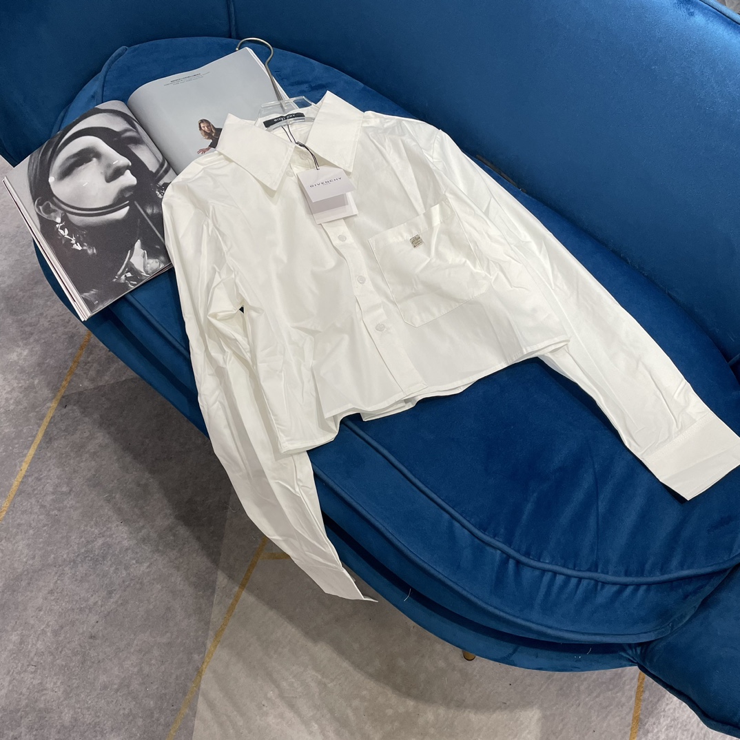 NO:314445,Givench* New product is available for shelves, sewing custom metal standard cotton shirts, custom YB cotton shirt material, iron-free process, crisp and stylish, exquisite letter small label decoration, lapel design, hem edge treatment, bringing a touch of simplicity to ready-to-wear, first choice for all seasons, short tailoring, daily vacation, fashionable upper body temperament, customized surface accessories, accurate version, high version 1 color code SM, given, alexander wang19860909Givench* 新品上架 缝制定制金属标棉质衬衣 定制YB全棉衬衣材质 免烫工艺 挺括有型 精致字母小标装饰 翻领设计 下摆收边处理 给成衣带来简约中的一抹精致 四季首选 短款剪裁 日常度假都 上身气质时髦 定制面辅料 认准版本 高版本1色码数SM,,givenchy,alexander wang,Women's clothing