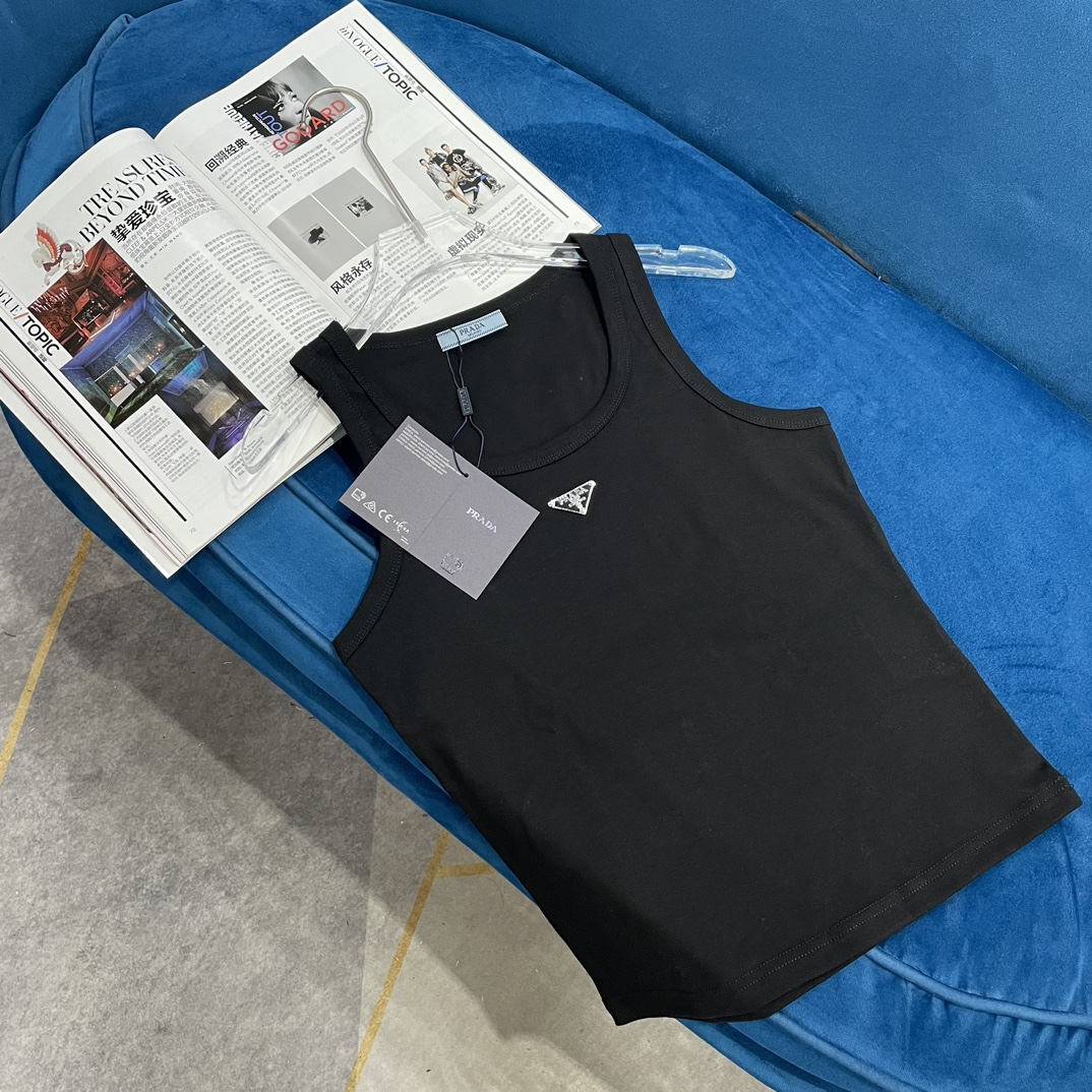 NO:315791,PRAD*24 limited new product series vest, pure handmade high-end inverted triangle letter decoration, luxurious temperament stacked items!  Metal logo high-quality ribbed pure cotton material, customized version details are in place!  Imported high-cost pure cotton fabric has an invincible texture!  The temperament of a young girl with age reduction is versatile, and the classic slim H-style style greatly reduces slimming!  The essential robe for the heroine is super practical 5 color code S M L,,prada,alexander wang19860909PRAD*24限定新品系列款背心 纯手工高定倒三角字母装饰 奢华气质叠搭单品！ 金属logo高定罗纹纯棉材质 定制版型细节全面到位！ 进口高支数纯棉面料质感无敌！ 减龄少女气质百搭, 经典修身H版型巨减瘦！ 大女主的必备战袍 超实用 5色码数S M L,,prada,alexander wang,Women's clothing