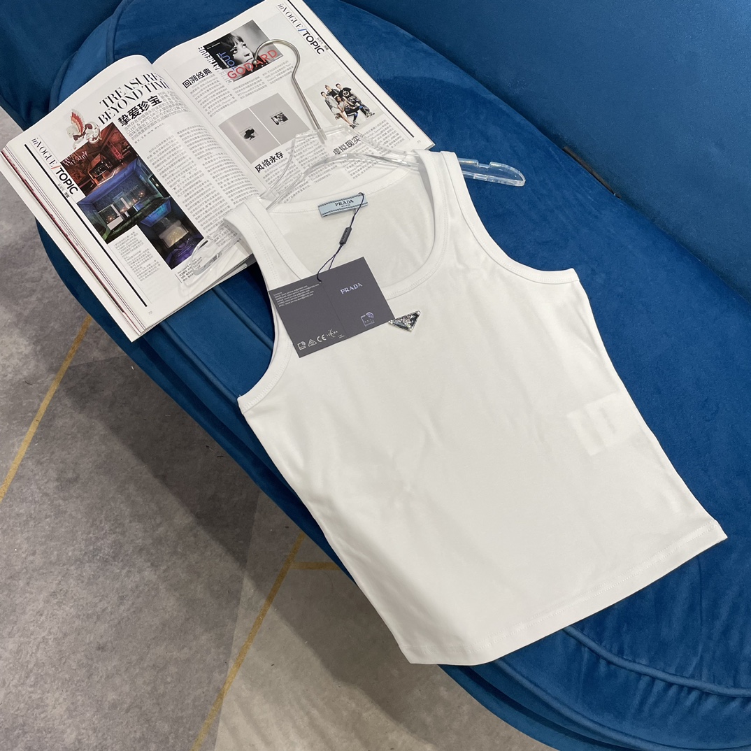 NO:315794,PRAD*24 limited new product series vest, pure handmade high-end inverted triangle letter decoration, luxurious temperament stacked items!  Metal logo high-quality ribbed pure cotton material, customized version details are in place!  Imported high-cost pure cotton fabric has an invincible texture!  The temperament of a young girl with age reduction is versatile, and the classic slim H-style style greatly reduces slimming!  The essential robe for the heroine is super practical 5 color code S M L,,prada,alexander wang19860909PRAD*24限定新品系列款背心 纯手工高定倒三角字母装饰 奢华气质叠搭单品！ 金属logo高定罗纹纯棉材质 定制版型细节全面到位！ 进口高支数纯棉面料质感无敌！ 减龄少女气质百搭, 经典修身H版型巨减瘦！ 大女主的必备战袍 超实用 5色码数S M L,,prada,alexander wang,Women's clothing