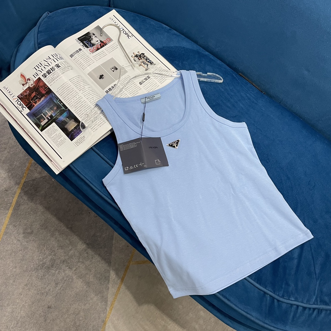 NO:315785,PRAD*24 limited new product series vest, pure handmade high-end inverted triangle letter decoration, luxurious temperament stacked items!  Metal logo high-quality ribbed pure cotton material, customized version details are in place!  Imported high-cost pure cotton fabric has an invincible texture!  The temperament of a young girl with age reduction is versatile, and the classic slim H-style style greatly reduces slimming!  The essential robe for the heroine is super practical 5 color code S M L,,prada,alexander wang19860909PRAD*24限定新品系列款背心 纯手工高定倒三角字母装饰 奢华气质叠搭单品！ 金属logo高定罗纹纯棉材质 定制版型细节全面到位！ 进口高支数纯棉面料质感无敌！ 减龄少女气质百搭, 经典修身H版型巨减瘦！ 大女主的必备战袍 超实用 5色码数S M L,,prada,alexander wang,Women's clothing