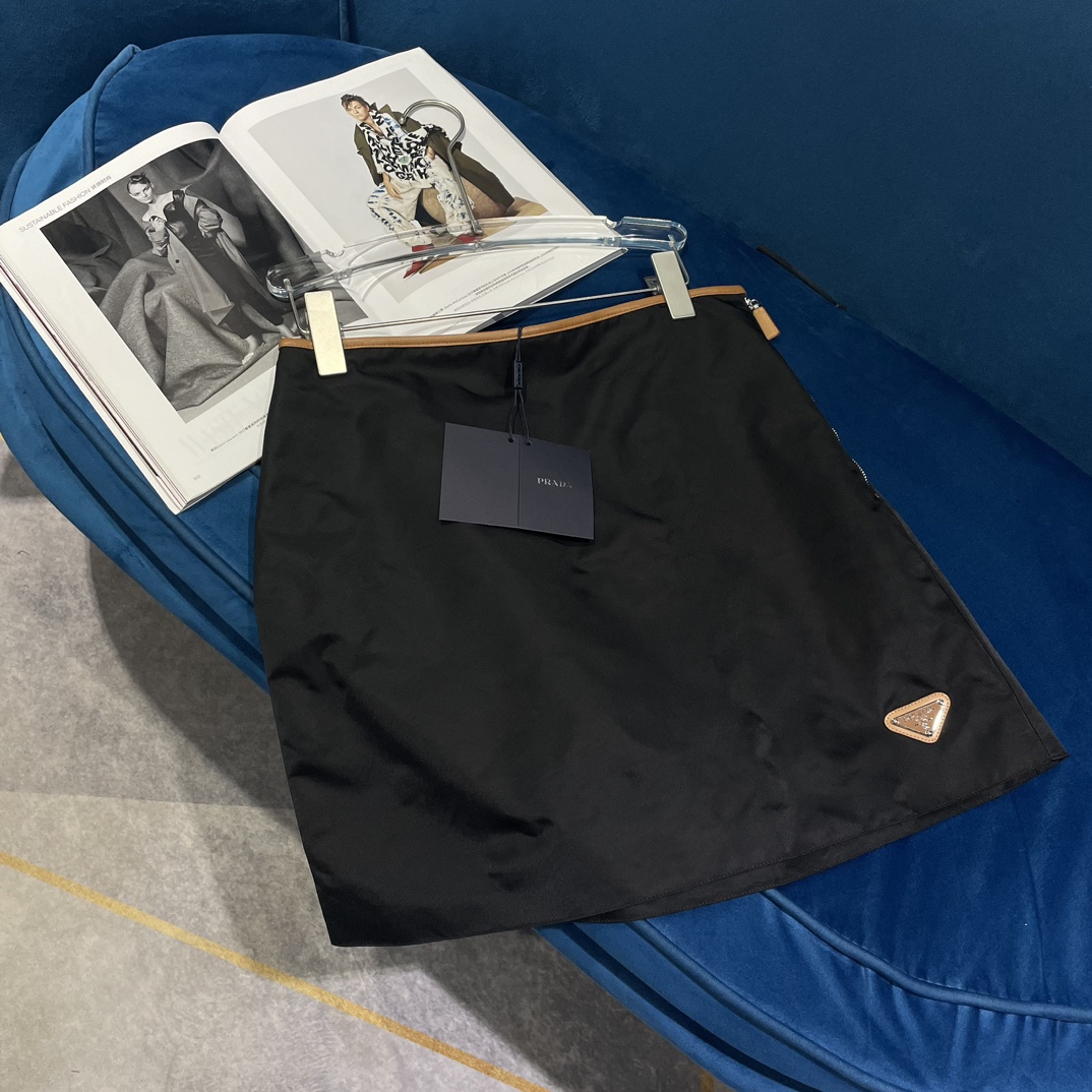 NO:308320,Pr* ss Spring and summer new inverted triangle minimalist skirt. Pujia has always followed the low-key and luxurious route. The comfortable style sets off the minimalist design style, revealing the elegant style at a glance!  It can be worn all year round. The fabric is made of tech ring recycled nylon nylon material, with a neat and fine line. The H-shaped style is really super slim, age-reducing, slimming, and a versatile and fashionable short skirt must have!  1 color code SML, prada, skirts, alexander wang19860909Pr* ss春夏新款倒三角标极简半身裙 普家一直走的是低调奢华路线,舒适的版型衬托出了极简主义的设计风格,把优雅风展露的一览无余！ 一年四季都可以穿,面料采用科技环再生锦纶尼龙材质,抗皱有型走线工整细密,H字版型真的超级显瘦,减龄,显瘦,百搭又时尚的小短裙必须拥有！ 1色码数SML,,prada,skirts,alexander wang,Women's clothing