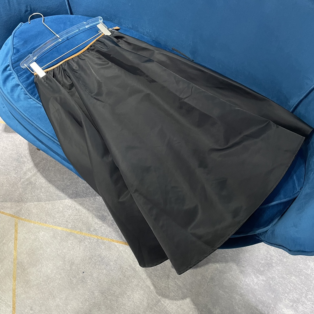 NO:307821,Prad*24 spring and summer new style, contrasting color high-waisted umbrella skirt. The classic inverted triangle logo embellishes, the umbrella design is more inclusive of the figure. It is simply too friendly to sisters with wide hips and thick thighs. The bright yellow bag edge design attracts attention in one second. 1 color code SML, prada, skirts, alexander wang19860909prad*24春夏新款,撞色高腰伞形半裙.经典的倒三角标装饰点缀,伞形设计更加包容身材.对于胯宽大腿粗的姐妹简直不要太友好,明黄包边设计一秒吸睛抢镜.1色码数SML,,prada,skirts,alexander wang,Women's clothing