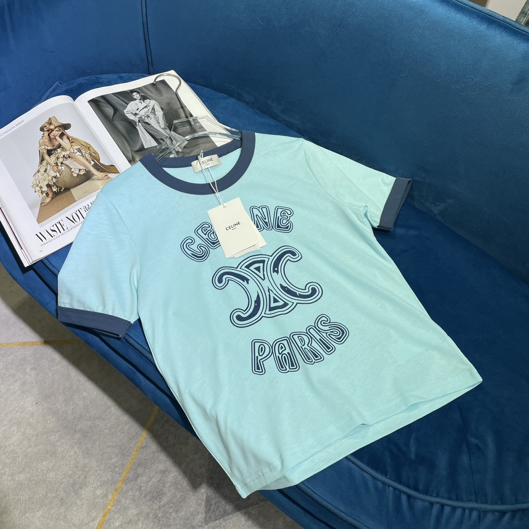 NO:316846,CELIN* 24 Spring and Summer New Arc de Triomphe logo flocking T-shirt High-version development!  Ce's very classic logo T-shirt, the front is white and hot, there is no need to talk about it, the classic basic version, super high recognition logo flocking, everyone can use it!  High-quality pure cotton jersey fabric, versatile black, comfortable and soft texture, skin-friendly and breathable, and has a super material feel. Classic fit T-shirt style, collar and cuffs are fixed-knit white ribbed color-blocking trim, chest logo letters   retro Arc de Triomphe flocking pattern, basic and unique recognition technology is exquisite and delicate. You can wear it alone or with pants to lengthen the body proportions to create a casual look!  3 color code number S/M/L, celine,tees, t-shirt,alexander wang19860909CELIN* 24春夏新款凯旋门徽标植绒T恤 高版开发！ce家非常经典logoT恤,前面白色有火不用多讲了,经典基础版型,超高辨识度logo植绒 人手一件入！ 高品质纯棉平纹针织面料,百搭黑色,质地舒服柔软,亲肤透气,实物质感超级好.经典合身T恤版型,领口、袖口对色定织白色罗纹拼色饰边,胸前logo字母 复古凯旋门植绒图案,基础又别具辨识度工艺精致细腻,单穿或者搭配裤子可扎进去穿拉长身材比例,打造休闲造型！3色码数S/M/L,,celine,tees，t-shirt,alexander wang,Women's clothing