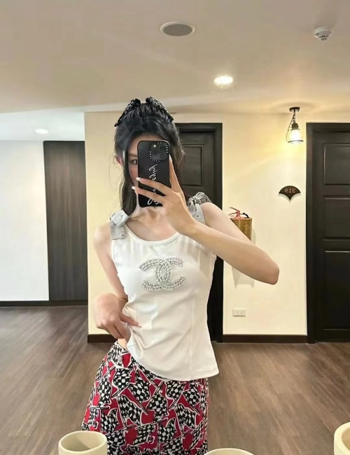 Elegant Sleeveless Top with Floral Embroidery, Perfect for Summer 1 Elegant Sleeveless Top with Floral Embroidery, Perfect for Summer