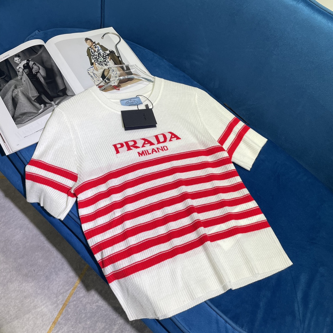 NO:316355,Prada* 24 spring and summer new logo letter knitted short sleeves can be matched with jeans or skirts. The classic style is versatile and stylish and high-end!  Details are comprehensive and perfect workmanship quality 2 color code SML, prada, skirts, jeans, T-shirt, alexander wang19860909Prada* 24春夏新款logo字母针织短袖 可搭配牛仔裤或者裙子 经典版型百搭不挑人时髦又高级！细节全面到位完美做工品质 2色码数SML,,prada,skirts,jeans,T-shirt,alexander wang,Women's clothing