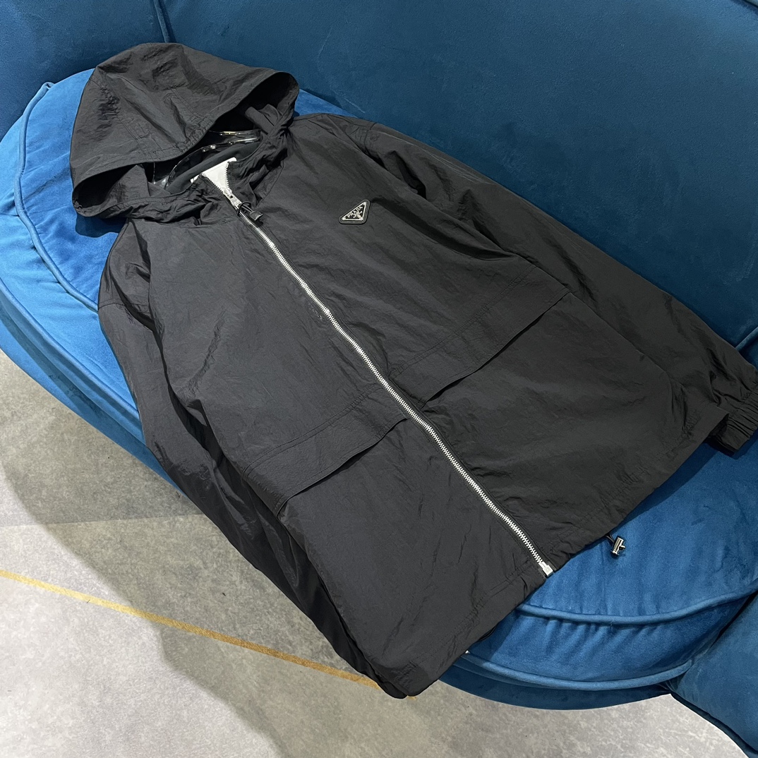 NO:307326,273rada Spring and Summer New Prada Camping Style Thin Wind Clothes This versatile and practical hooded jacket features sporty style details. The elastic pull rope and convenient and practical zippered laces show a clever combination of practicality and fashion. Men and women are the same style. 2 color codes s m l xl1,,prada,prada,jackets & coats,hats,alexander wang19860909273rada 春夏新款普拉达 露营风防晒薄款风衣 这款风格百搭的实用束腰风连帽夹克以运动风细节为特色,如下摆的弹力拉绳与方便实用的拉链衣襟,展现出实用与时尚的巧妙结合. 男女同款 力推哦 2色码数s m l xl1,,prada,prada,jackets & coats,hats,alexander wang,Women's clothing