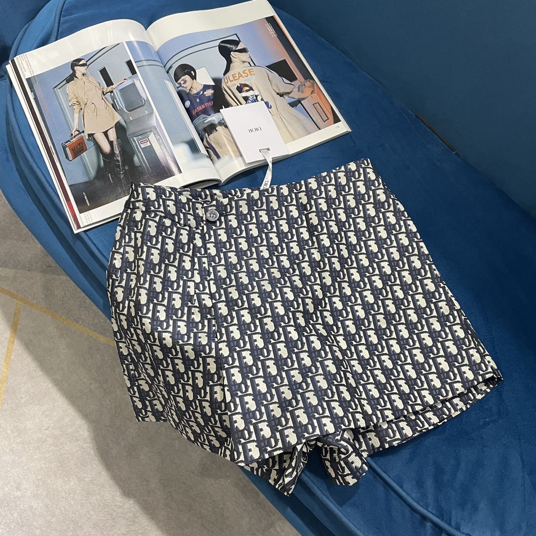NO:316858,D home 24 summer new casual suit / Polo shirt jacquard pants skirt suit butterfly letter printing decoration / good style top body look especially good / fashionable casual style 2 color code number SML,,dior, skirts,alexander wang19860909D家 24夏季新款休闲套装/Polo衫提花裤裙套装蝴蝶 字母印花装饰/版型好上身特别好看/时尚休闲款2色码数ＳＭＬ,,dior,skirts,alexander wang,Women's clothing