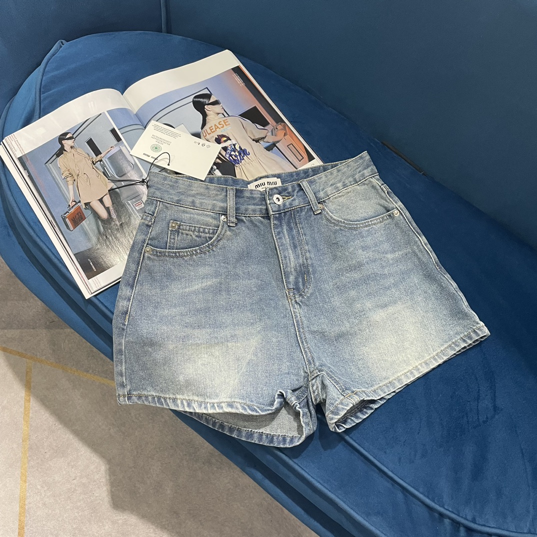 NO:314449,M home denim shorts ZP purchase The eternal style of denim and its unique details, such as the top stitching runs through the entire M*u M*u series, expressing the retro and modern charm. The LOGO leather logo decoration has become the finishing touch of the whole shorts. It can be said that the details are quite perfect and easy to see. It has become a fashionable and exquisite custom leather logo & hardware buckle for YB mold opening. Every detail strictly controls the length of the shorts. Just perfectly lengthens the lines of the lower body, which is very high and shows the length of the legs. SML 1,, shorts, alexander wang19860909M家牛仔短裤ZP购入 丹宁的永恒风格及其独特的细节,如顶部缝合贯穿整个M*u M*u系列,表达复古而现代的魅力 LOGO皮革标装饰成为整条短裤点睛之笔可以说细节相当完美好看到爆 轻轻松松成为时髦精YB开模定制的皮标& 五金扣,每一个细节都严格把控短裤的长度刚刚好完美拉长了下半身线条感,非常显高显腿长码数SML 1,,shorts,alexander wang,Women's clothing