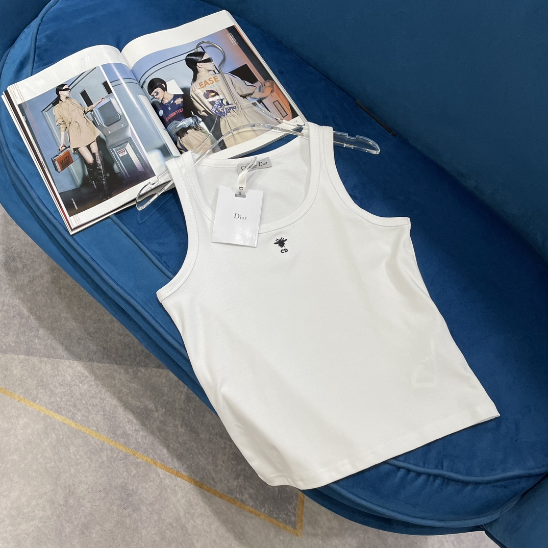 NO:316396,D Home 24 Spring and Summer New Little Bee Embroidered Vest The unintentional sense of high-end in life. Successful and simple and handsome. A simple vest is the strongest street feeling. Simple and refreshing and fashionable. It opens up the sweet and cool girl style. It is easy to wear alone or inside. It is good-looking and toned enough. The skin-friendly feel will not thorn in the flesh. The touch is excellent. 2 colors SML, dior, alexander wang19860909D家 24春夏新款小蜜蜂刺绣小背心 生活中处处不经意的高级感 干练简约帅气 一件简单的背心穿出最强的街头感 简单清爽且时髦 开启甜酷辣妹风 单穿或内搭都很可 单穿就足够好看有调性 亲肤触感不会扎肉触感极好 2色SML,,dior,alexander wang,Women's clothing