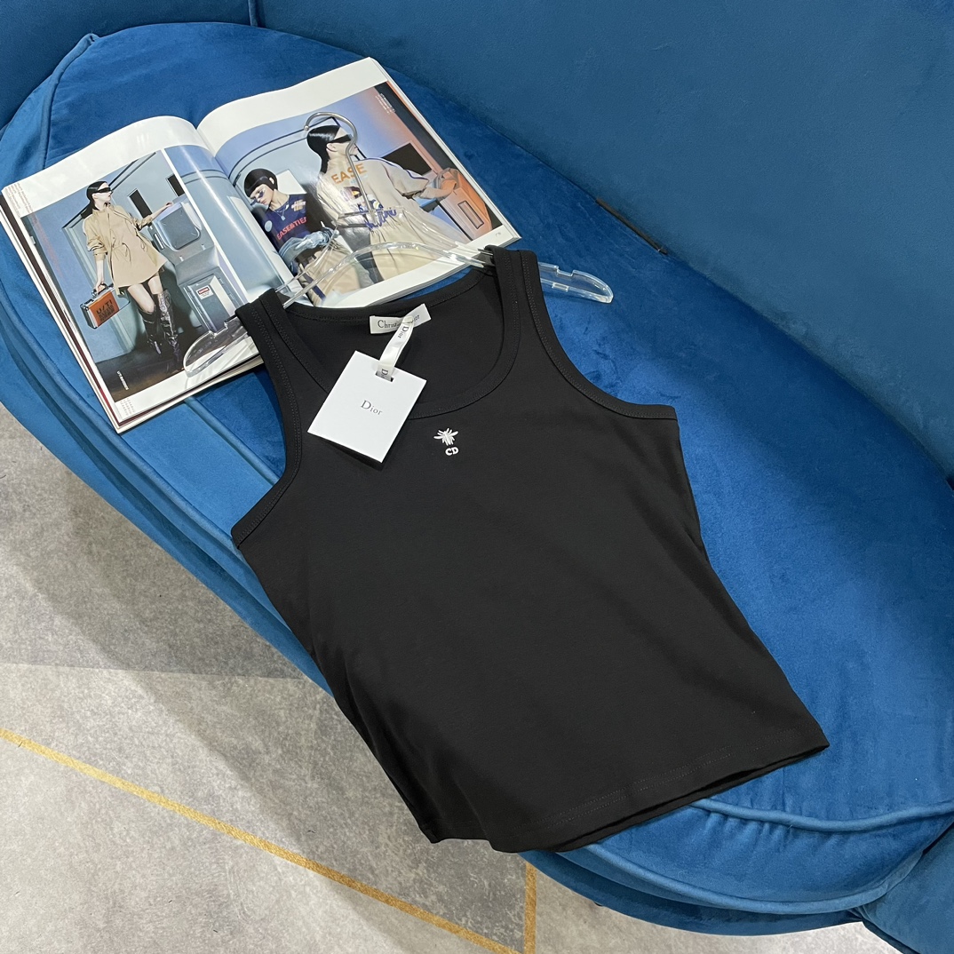 NO:316392,D Home 24 Spring and Summer New Little Bee Embroidered Vest The unintentional sense of high-end in life. Successful and simple and handsome. A simple vest is the strongest street feeling. Simple and refreshing and fashionable. It opens up the sweet and cool girl style. It is easy to wear alone or inside. It is good-looking and toned enough. The skin-friendly feel will not tick the flesh. The touch is excellent. 2 colors SML, dior, alexander wang19860909D家 24春夏新款小蜜蜂刺绣小背心 生活中处处不经意的高级感 干练简约帅气 一件简单的背心穿出最强的街头感 简单清爽且时髦 开启甜酷辣妹风 单穿或内搭都很可 单穿就足够好看有调性 亲肤触感不会扎肉触感极好 2色SML,,dior,alexander wang,Women's clothing