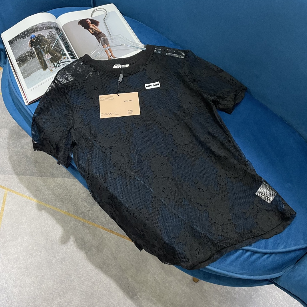 NO:316373,Miumi**24 spring and summer new style, light and transparent lace letter logo round neck short sleeves, fashionable artifact, craft fabric, fashionable and high-end, classic casual style, excellent texture, 2 color codes on sale in stock, SML, miumiu, T-shirt, alexander wang19860909Miumi**24春夏新款 轻薄透视蕾丝字母logo圆领短袖 时髦神器 工艺面料时髦又高级 经典休闲版型不挑人 质感超赞 现货发售2色码数SML,,miumiu,T-shirt,alexander wang,Women's clothing