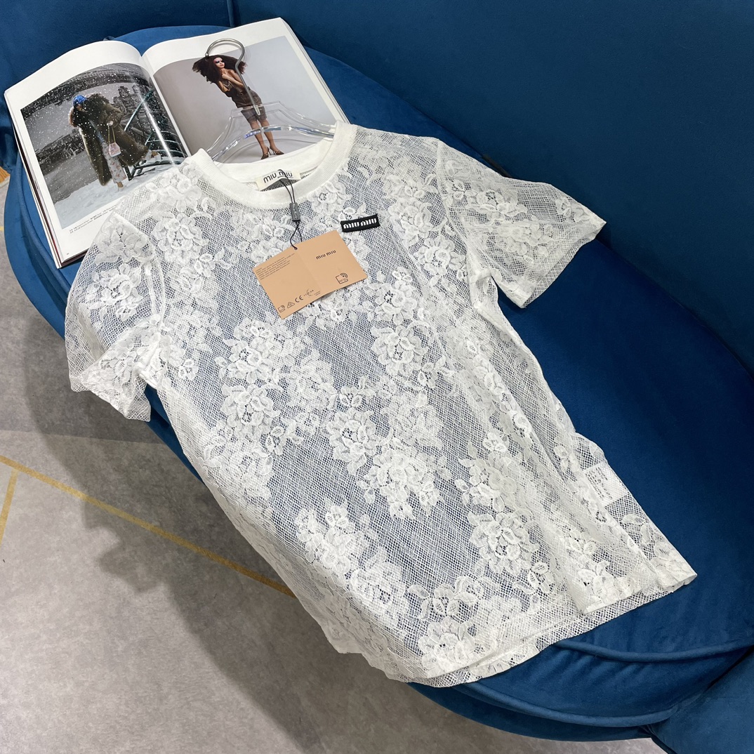 NO:316379,Miumi*24 spring and summer new style, light and transparent lace letter logo round neck short sleeves, fashionable artifact, craft fabric, fashionable and high-end, classic casual style, excellent texture, 2 color codes on sale in stock, SML, miumiu, T-shirt, alexander wang19860909Miumi*24春夏新款 轻薄透视蕾丝字母logo圆领短袖 时髦神器 工艺面料时髦又高级 经典休闲版型不挑人 质感超赞 现货发售2色码数SML,,miumiu,T-shirt,alexander wang,Women's clothing