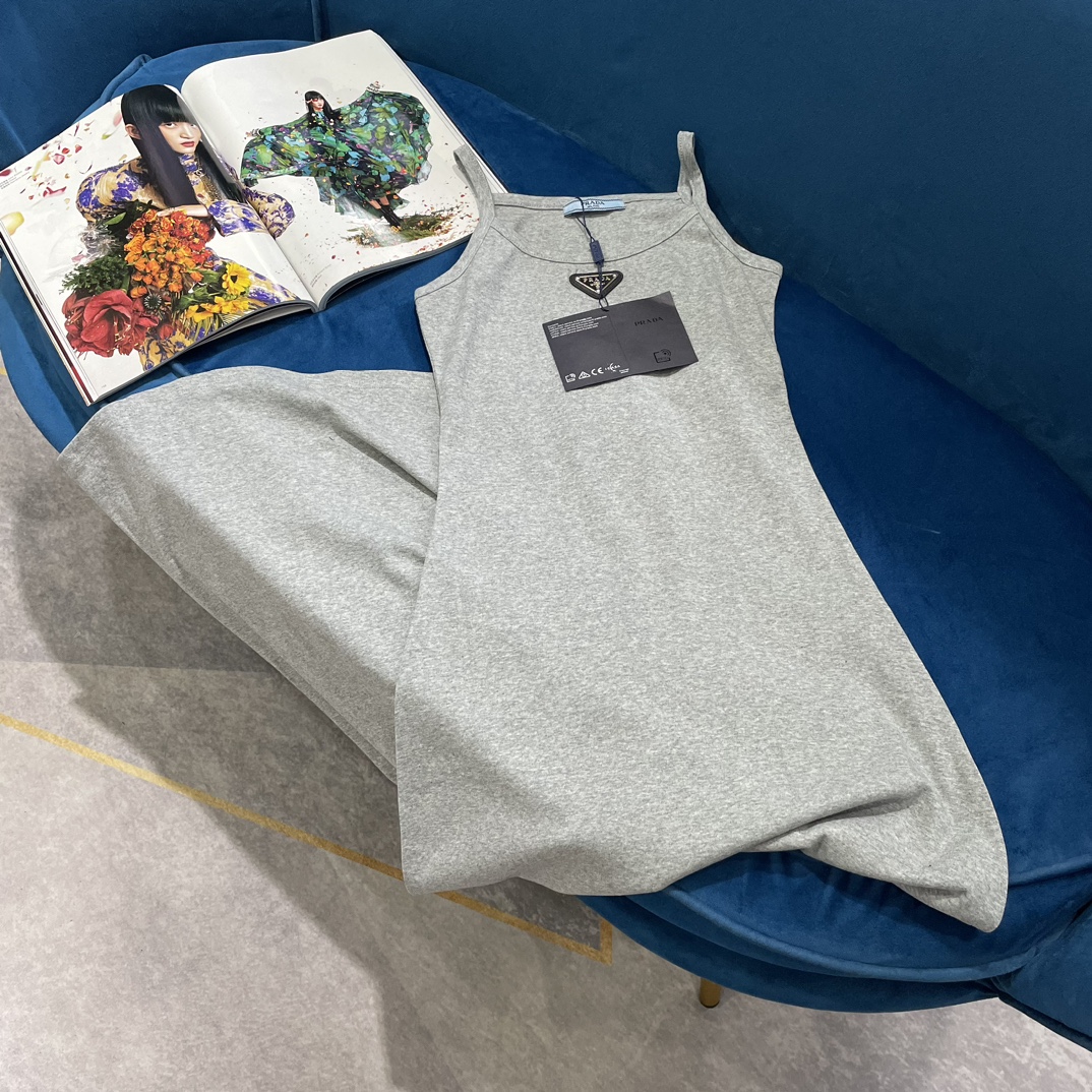 NO:316364,Prada Spring and Summer New Classic Triangle Logo Slim Vest Skirt Summer Favorite OP Skirt, simple and clean black and white two-color super easy to match, slim fit, slim and proportion ~ Use customized elastic ribbed cotton fabric, which feels dry and flexible, rich and elastic, comfortable and unrestrained when worn, versatile colors that are either black or white, you won’t pick people at all~2 color code SML, prada, skirts, alexander wang19860909Prada 春夏新款经典三角标徽标修身背心裙夏天最爱的OP裙,简约干净黑白双色超好搭,修身版型显高瘦显比例~采用定制的弹力罗纹棉质面料,手感干爽柔韧,丰富弹性,穿起来舒适无束缚感,非黑即白的百搭色,完全不会挑人~2色码数SML,,prada,skirts,alexander wang,Women's clothing