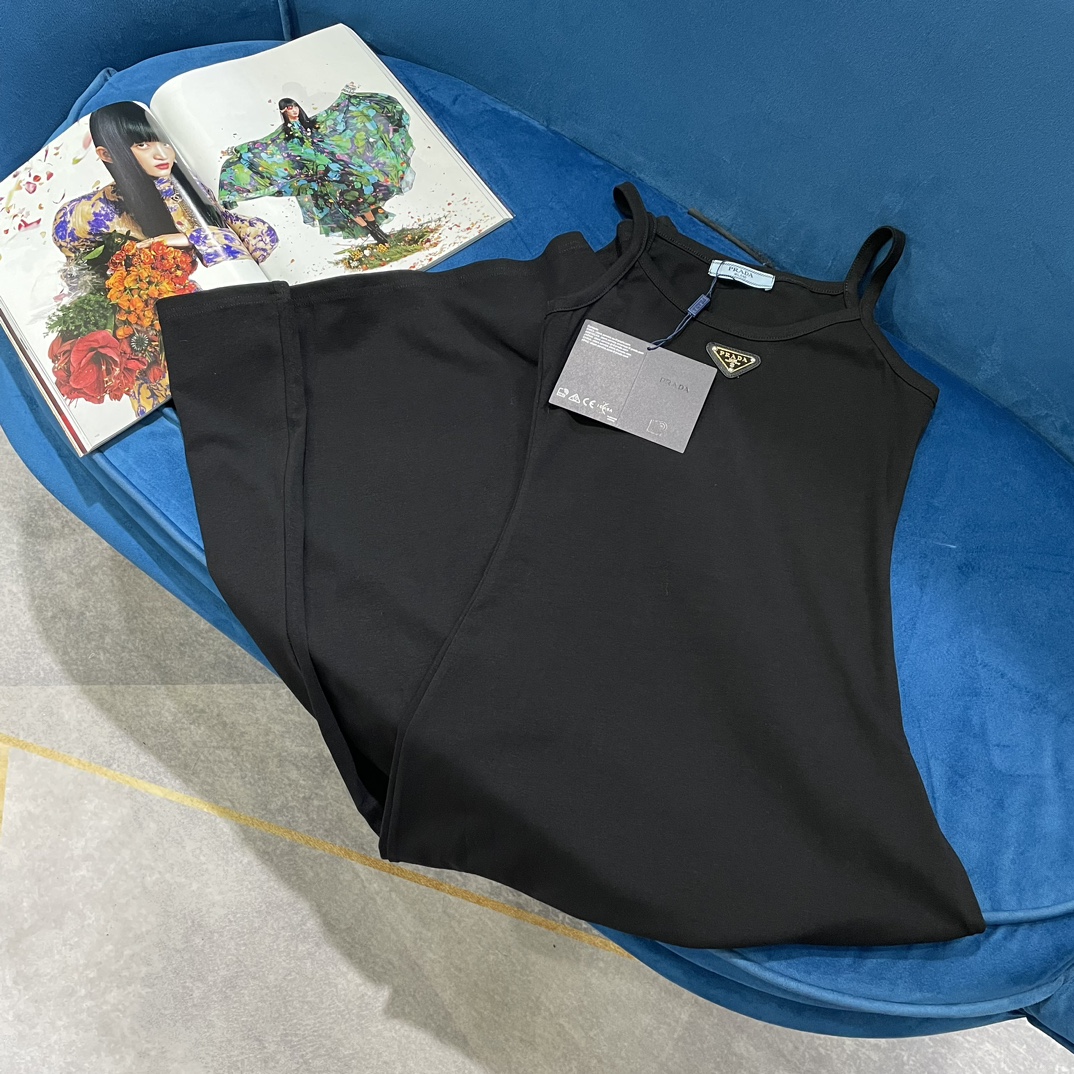 NO:316367,Prada Spring and Summer New Classic Triangle Logo Slim Vest Skirt Summer Favorite OP Skirt, simple and clean black and white two-color super easy to match, slim fit, slim and proportions~Use customized elastic ribbed cotton fabric, which feels dry and flexible, rich and elastic, comfortable and unrestrained when worn, versatile colors that are either black or white, you won’t pick people at all~2 color codes, prada, skirts, alexander wang19860909Prada 春夏新款经典三角标徽标修身背心裙夏天最爱的OP裙,简约干净黑白双色超好搭,修身版型显高瘦显比例~采用定制的弹力罗纹棉质面料,手感干爽柔韧,丰富弹性,穿起来舒适无束缚感,非黑即白的百搭色,完全不会挑人~2色码数,,prada,skirts,alexander wang,Women's clothing