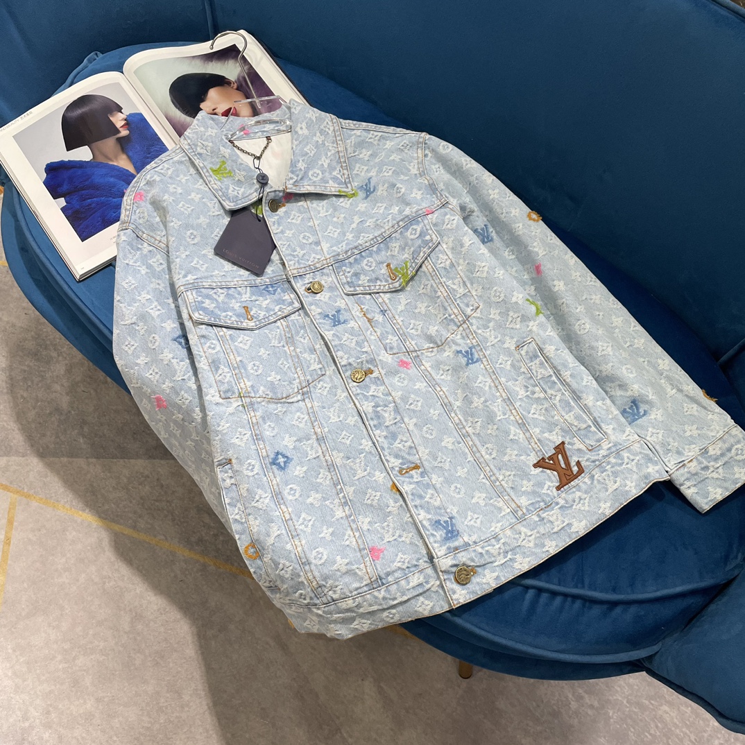 NO:314452,24aw new 1V presbyopia denim jacket is an indispensable autumn presbyopia denim online. Fashionable dressing formula!  !  Can be used in all colors, various types of stacking, presbyopia, guarantees who wears it, who is tasteful and fashionable ♀ 100 denim cotton high-density manufacturing, imported machine jacquard technology, environmentally friendly dyeing, double enzyme washing, retro and old mold opening heavy industry hardware   chain   carbide brand, visually broad and stylish, high-level three-dimensional tailoring, and indescribable soft texture, unrestrained comfort, love once you wear~ 1 color code SML,, jackets & coats, alexander wang1986090924aw新品1V老花牛仔外套 必不可少的秋季老花牛仔上线 时髦穿搭公式！！可以各色系 各式叠搭 老花系 保证谁穿谁是有品味的时髦儿仔♀ 100牛仔棉布高密制造 进口机提花工艺 环保染色 双重酵素洗水 复古做旧 开模重工五金 链条 爱心皮牌 视觉挺阔有型 剪裁高级立体 而体感上又有着说不出的柔软质地 毫无拘束感的舒适度一穿就爱～ 1色码数SML,,jackets & coats,alexander wang,Women's clothing