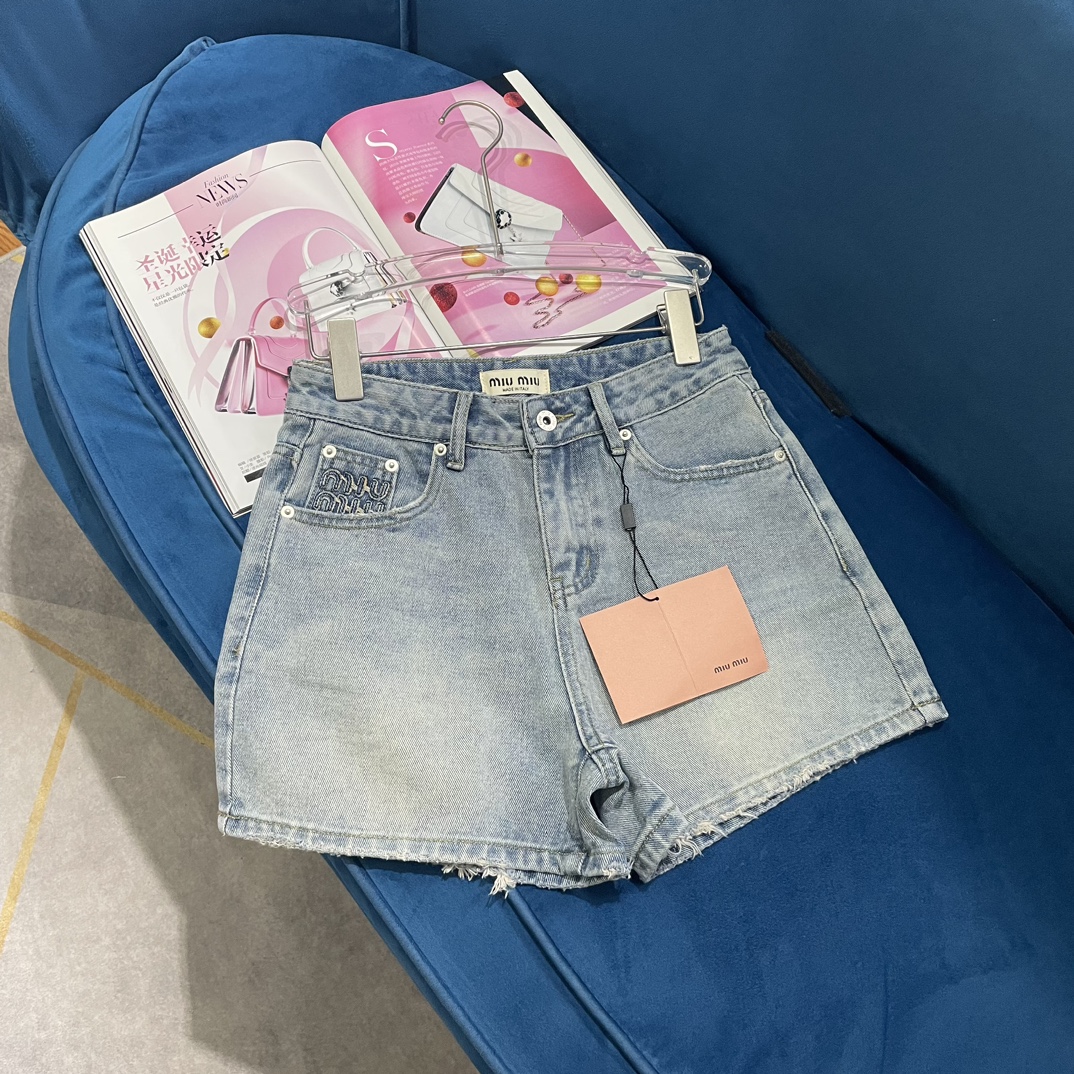 NO:307313,MIU embroidered flower shorts are made of high-end denim cotton fabric. Soft denim fabric is comfortable texture. Flower embroidery element design. Matched with knitted cardigan/vl. Super fresh feeling. Overall sweet girl and age-reducing. 1 color code number SML, miumiu, shorts, alexander wang19860909MIU刺绣花花短裤 采用高端牛仔棉面料 软的牛仔面料质地舒适 花朵刺绣元素设计 搭配针织开衫/背心 超有小清新的感觉整体甜girl又减龄 1色码数SML,,miumiu,shorts,alexander wang,Women's clothing