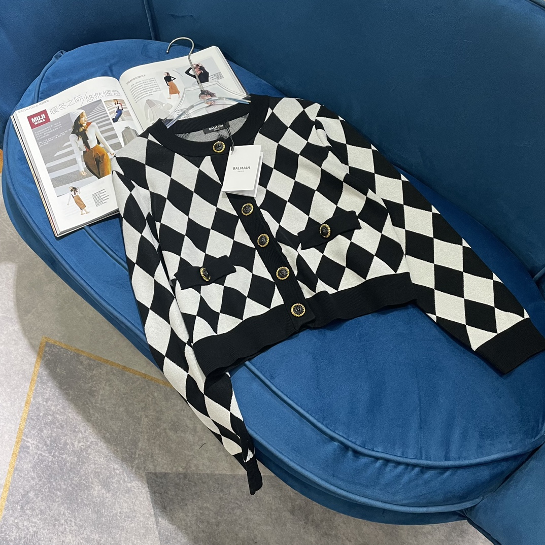 NO:307298,Balma*24 new product!  Contrasting diamond wool cardigan blended yarn, delicate and soft, feels great!  Low-key and luxurious. The sweet girl is elegant and fashionable. The classic style is not picky about others and looks slim and versatile!  Highly recommend a must-have item!  Workmanship quality depends on the details. 1 color code number SML, balmain, alexander wang19860909Balma*24新品！撞色菱格羊毛开衫混纺纱线细腻柔软的手感超赞！低调奢华.气质甜美少女优雅又时髦,经典版型不挑人上身显瘦又百搭！强烈推荐必入单品！做工品质看细节.1色码数SML,,balmain,alexander wang,Women's clothing