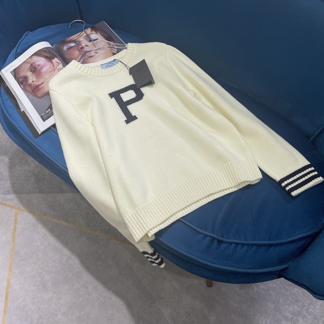 NO:307304,Prad* 24 new round neck letter long sleeve knit top丨Exclusive high-end production!  Customized YB wool knitted material, high-quality texture, obvious texture, collar cuffs and hem are contrasting colors, college-style logo splicing decoration is full of vitality, adding a touch of retro charm, decorated with simple and chic 2 color code SML, prada, alexander wang19860909Prad* 24新款 圆领字母长袖针织上衣丨独家高版出品！定制YB羊毛针织材质 质感高级 肌理明显 领边袖口与下摆采用罗纹针织撞色处理 学院风徽标拼接装饰活力满满 平添一抹复古魅力 饰以简约别致2色码数SML,,prada,alexander wang,Women's clothing