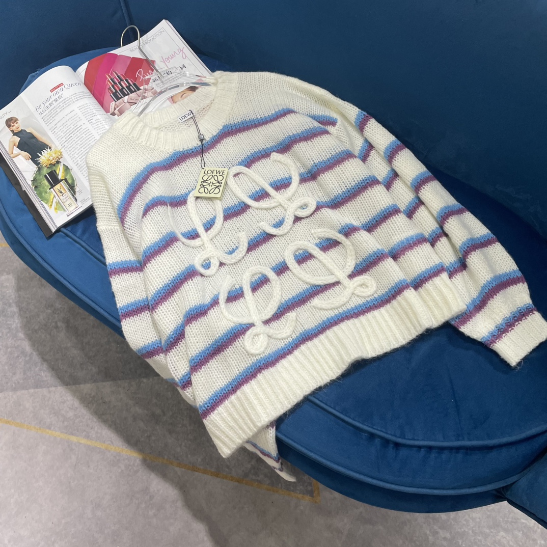 NO:307334,LOEW* ss new autumn and winter style contrasting color logo mohair knitted pullover top This blue sweater is too girly, it’s so glutinous, the color matching is simply my favorite!  It is made of 30 mohair 70 wool blend knitted. This sweater has a delicate and smooth feel and experience that is much more than the ordinary version, giving everyone a lot of room for free to match. The style is slightly loose but not bloated, and it hides the little meat very well to modify the figure!  Very elastic, pressure-resistant, no wrinkles, and it is very particular and exquisite on the body!  The style can be said to be the king of versatility. 1 color code number SML, loewe, sweaters, alexander wang19860909LOEW* ss 秋冬新款 撞色logo马海毛针织套头上衣 这件蓝色针织衫也太少女了吧,糯叽叽的太可了,配色简直我的最爱！ 采用30马海毛70羊毛混纺针织,这款毛衣细腻顺滑的手感和体验感比普通版本要足很多的,给大家自由发挥搭配的空间很大.版型略宽松版型 但不显臃肿,很好的隐藏小肉肉 修饰身材！弹性很好 耐压 不起褶皱,穿上身很讲究很精致！版型可以说是百搭之王了1色码数SML,,loewe,sweaters,alexander wang,Women's clothing