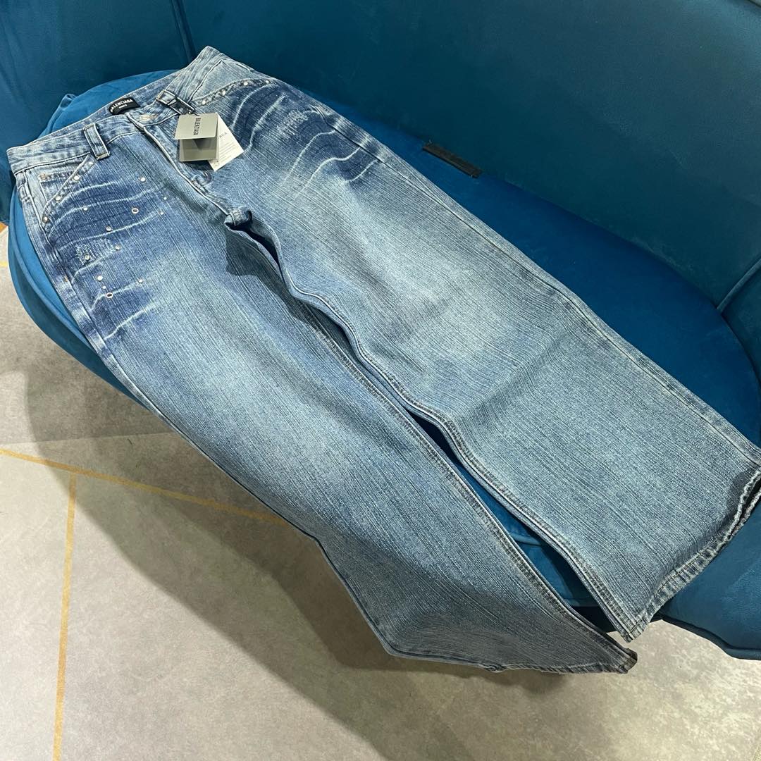 NO:314441,BALENCIAG*25 early spring new rivet decorative straight jeans are made of denim cotton fabric. American retro rivet design. The fabric is customized. First-class high-craftsmanship washes. The texture is tight. The color is uniform and the texture is clear. The upper body is very comfortable. Customized hardware accessories. Full of details and the quality is absolutely high-end!  1 color code SML, balenciaga, jeans, alexander wang19860909BALENCIAG*25早春新款铆钉装饰直筒牛仔裤 采用牛仔棉面料 美式复古铆钉设计 面料定制经过一流的高工艺水洗质地紧密色泽均匀纹理清晰 上身非常舒适 定制五金配件 细节满满品质绝对高端！1色码数SML,,balenciaga,jeans,alexander wang,Women's clothing