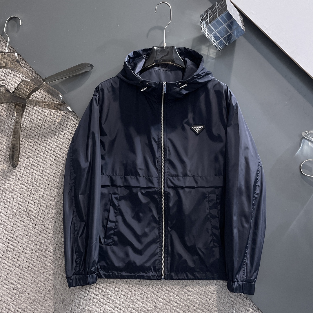 NO:127387,Prada Spring 2025 new casual jacket jacket, the latest fashionable casual zipper jacket, fashionable hooded jacket jacket! Made of professionally customized light and thin technical fabrics, the surface is neat and smooth and shiny, and the texture is obvious through the screen. The upper body is comfortable, light and not stuffy, giving you the most enjoyable wearing experience!  Exquisite auxiliary materials logo accessories!  It perfectly enhances the overall sense of luxury and class, and can get a high-end luxury atmosphere at a glance! The basic conventional hooded jacket style cut is versatile and simple on the upper body, and it is easy to deal with various occasions and environments. It is undoubtedly a must-have item for daily commuting! Size M-3XL placing an order to report height and weight!  ,,prada,jackets & coats,jackets & coats,hats,alexander wang19860909普拉达 2025春季新款休闲夹克外套,最新时尚休闲拉链夹克,时尚连帽夹克外套!专业定制的轻薄科技面料制成,表面整洁光滑且富有光泽,质感透过屏幕都显而易见,上身舒适轻盈不闷热, 给你最为享受的穿着体验！精致辅料Logo配饰！完美提升了整体的奢华档次感,一眼就能Get到的高端奢华气息!基础常规的连帽夹克版型裁剪,上身百搭简约不挑人,轻松应对各种场合与环境,属于日常通勤必备的臻品无疑!尺码M-3XL下单报身高体重！,,prada,jackets & coats,jackets & coats,hats,alexander wang,Men's clothing