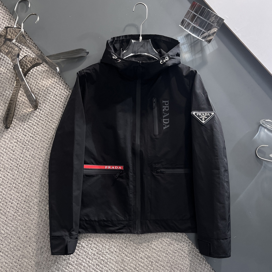 NO:127393,Prada Spring 2025 new casual jacket jacket, the latest fashionable casual zipper jacket, fashionable hooded jacket jacket! Made of professionally customized light and thin technical fabrics, the surface is neat and smooth and shiny, and the texture is obvious through the screen. The upper body is comfortable, light and not stuffy, giving you the most enjoyable wearing experience!  Exquisite auxiliary materials logo accessories!  It perfectly enhances the overall sense of luxury and class, and can get a high-end luxury atmosphere at a glance! The basic conventional hooded jacket style cut is versatile and simple on the upper body, and it is easy to deal with various occasions and environments. It is undoubtedly a must-have item for daily commuting! Size M-3XL placing an order to report height and weight!  ,,prada,jackets & coats,jackets & coats,hats,alexander wang19860909普拉达 2025春季新款休闲夹克外套,最新时尚休闲拉链夹克,时尚连帽夹克外套!专业定制的轻薄科技面料制成,表面整洁光滑且富有光泽,质感透过屏幕都显而易见,上身舒适轻盈不闷热, 给你最为享受的穿着体验！精致辅料Logo配饰！完美提升了整体的奢华档次感,一眼就能Get到的高端奢华气息!基础常规的连帽夹克版型裁剪,上身百搭简约不挑人,轻松应对各种场合与环境,属于日常通勤必备的臻品无疑!尺码M-3XL下单报身高体重！,,prada,jackets & coats,jackets & coats,hats,alexander wang,Men's clothing
