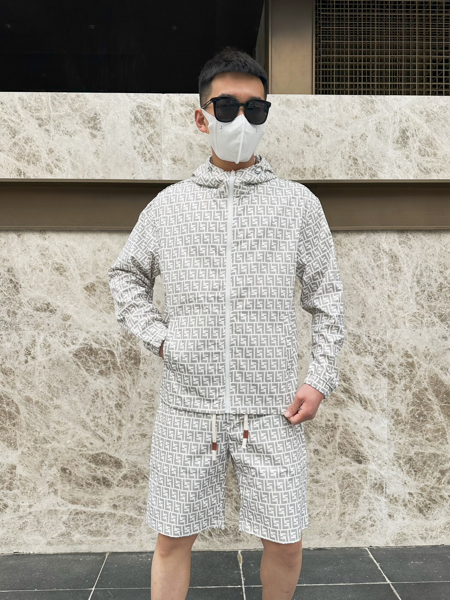 NO:410433,Fendi Summer Sunscreen Clothes Skin Clothes, made of imported light nylon technology fabric, 3D printed upper body is soft and comfortable, wind, rain and sun protection, and super light!  The style is even more fashionable and stylish, all hardware is supplied by customers, and the zipper is engraved with the counter brand logo, and various details highlight the quality!  It can be worn as a jacket in spring and autumn, and it is usually very nice to use it to make a concave look!  Making air-conditioned sunscreen clothes in summer, practical and versatile. Size number M~XXXL (model 173, 143 catties upper body L size), fendi, jackets & coats, alexander wang19860909芬迪 夏季防晒衣套装皮肤衣,采用进口轻尼龙科技面料制作,3D印花上身柔软舒适,防风防雨防晒,并且超级轻盈！款式更是时尚有型,五金全部客供,拉链刻有专柜品牌logo ,各种细节凸显品质！春秋可作为外套穿搭,平时用以凹造型都非常nice！夏季做空调防晒衣,实用又百搭. 码数M～XXXL（模特173,143斤上身L码）,,fendi,jackets & coats,alexander wang,Men's clothing