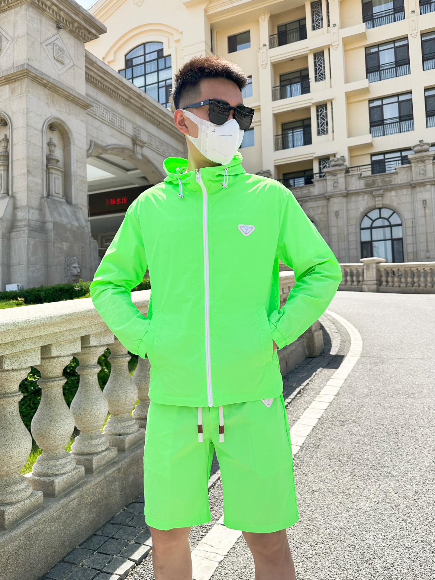 NO:410451,Prada Summer sunscreen shorts set, overseas counter synchronization, light and high-quality fabrics luxury high-quality customization, anyone can easily control, customer-supplied imported fiber fabrics, soft hand, comfortable and stylish, sweat-absorbing and breathable, foreign trade company orders, n domestic first-line OEM factories, customized high-density fabrics, water-free, luxurious upper body looks young, summer street fashion sun protection must be required. Number M~XXXL.L wears 175/140 catties, place an order to report height and weight, prada, shorts, alexander wang19860909普拉达 夏季防晒衣短裤套装,海外专柜同步 轻薄高品质面料奢华高级定制 任何人都可以轻松驾驭,客供进口聚纤维面料 手软舒适有型 吸汗透气 ,外贸公司订单,n国内一线代工厂出品,订制高密度面料,过水不变型,奢华上身显年轻,夏日街头时尚防晒必备款. 码数M～XXXL.L穿175/140斤 下单报身高体重,,prada,shorts,alexander wang,Men's clothing