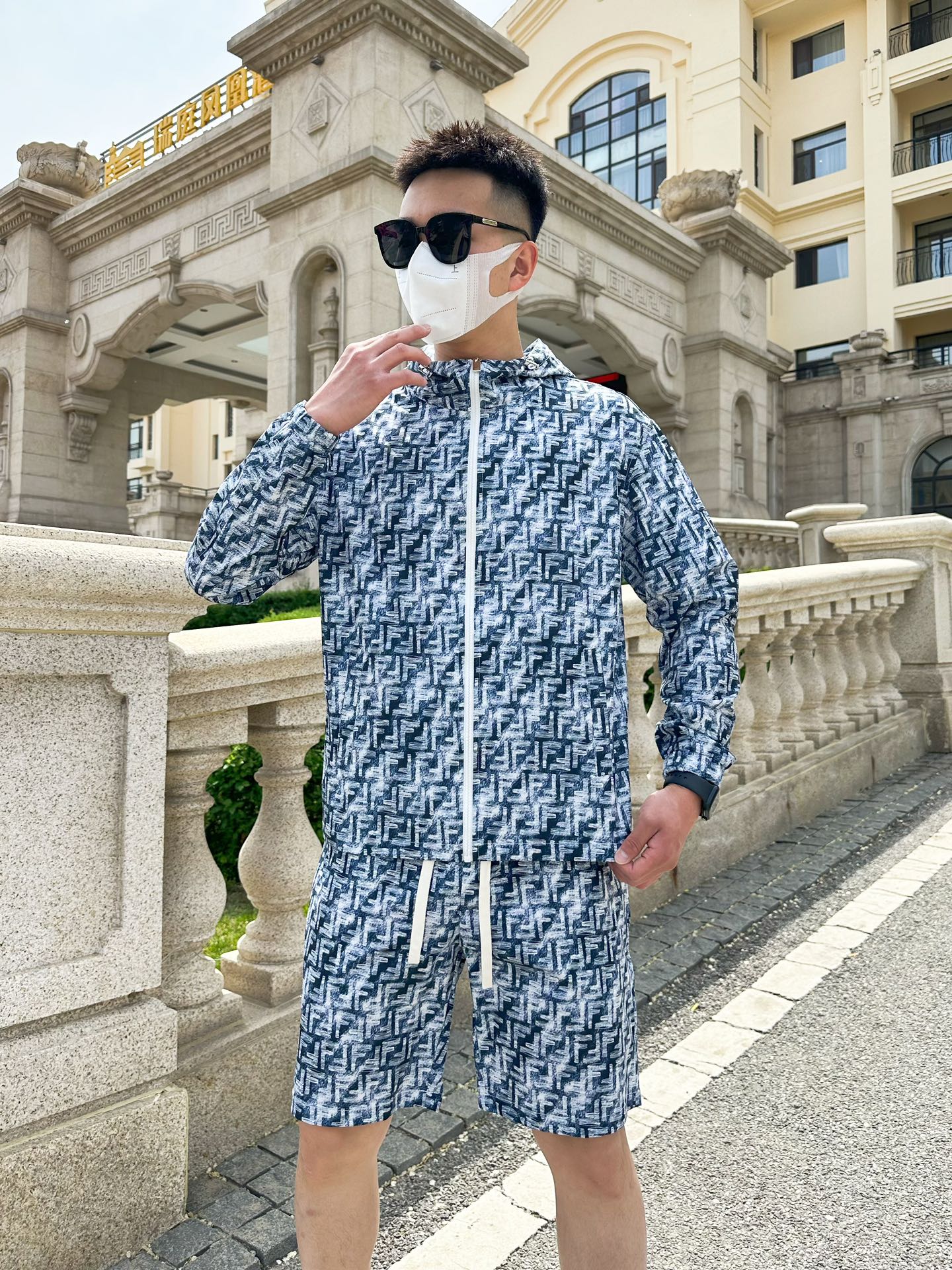 NO:410457,Fendi Summer sunscreen shorts suit, overseas counter synchronization, light and high-quality fabrics luxury high-quality customization, anyone can easily control it, customer-supplied imported fiber fabrics, soft hand, comfortable and stylish, sweat-absorbing and breathable, foreign trade company orders, n domestic first-line OEM factories, customized high-density fabrics, water-free, luxurious upper body looks young, summer street fashion sun protection must be required. Number M~XXXL.L wears 175/140 catties, place an order to report height and weight, fendi, shorts, alexander wang19860909芬迪 夏季防晒衣短裤套装,海外专柜同步 轻薄高品质面料奢华高级定制 任何人都可以轻松驾驭,客供进口聚纤维面料 手软舒适有型 吸汗透气 ,外贸公司订单,n国内一线代工厂出品,订制高密度面料,过水不变型,奢华上身显年轻,夏日街头时尚防晒必备款. 码数M～XXXL.L穿175/140斤 下单报身高体重,,fendi,shorts,alexander wang,Men's clothing