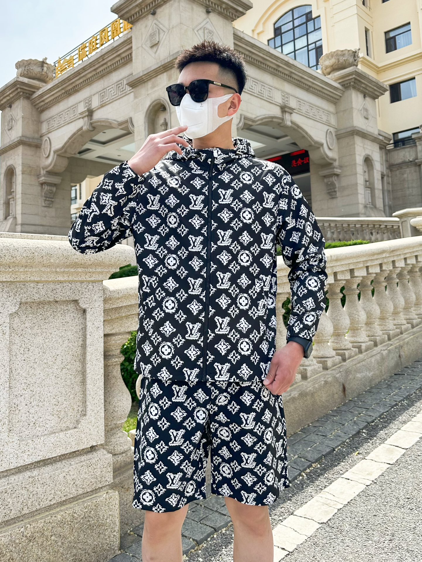 NO:410463,Louis Vuitton LV summer sun protection clothes and shorts set, overseas counter synchronization, light and high-quality fabrics luxury high-quality customization, anyone can easily control it, customer-supplied imported fiber fabrics, soft hand, comfortable and stylish, sweat-absorbing and breathable, foreign trade company orders, n domestic first-line OEM factories, customized high-density fabrics, water-free, luxurious upper body looks young, summer street fashion sun protection essentials. Number M~XXXL.L wears 175/140 catties, placing an order to report height and weight,, louis vuitton, louis vuitton, shorts, alexander wang19860909路易威登LV 夏季防晒衣短裤套装,海外专柜同步 轻薄高品质面料奢华高级定制 任何人都可以轻松驾驭,客供进口聚纤维面料 手软舒适有型 吸汗透气 ,外贸公司订单,n国内一线代工厂出品,订制高密度面料,过水不变型,奢华上身显年轻,夏日街头时尚防晒必备款. 码数M～XXXL.L穿175/140斤 下单报身高体重,,louis vuitton,louis vuitton,shorts,alexander wang,Men's clothing