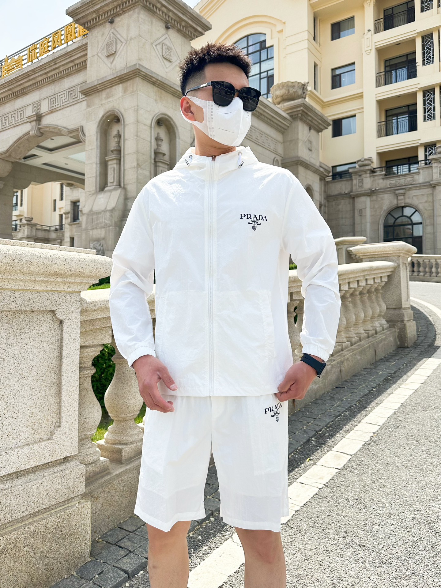 NO:410438,Prada Summer sunscreen shorts set, overseas counter synchronization, light and high-quality fabrics luxury high-quality customization, anyone can easily control, customer-supplied imported fiber fabrics, soft hand, comfortable and stylish, sweat-absorbing and breathable, foreign trade company orders, n domestic first-line OEM factories, customized high-density fabrics, water-free, luxurious upper body looks young, summer street fashion sun protection must be required. Number M~XXXL.L wears 175/140 catties, place an order to report height and weight, prada, shorts, alexander wang19860909普拉达 夏季防晒衣短裤套装,海外专柜同步 轻薄高品质面料奢华高级定制 任何人都可以轻松驾驭,客供进口聚纤维面料 手软舒适有型 吸汗透气 ,外贸公司订单,n国内一线代工厂出品,订制高密度面料,过水不变型,奢华上身显年轻,夏日街头时尚防晒必备款. 码数M～XXXL.L穿175/140斤 下单报身高体重,,prada,shorts,alexander wang,Men's clothing