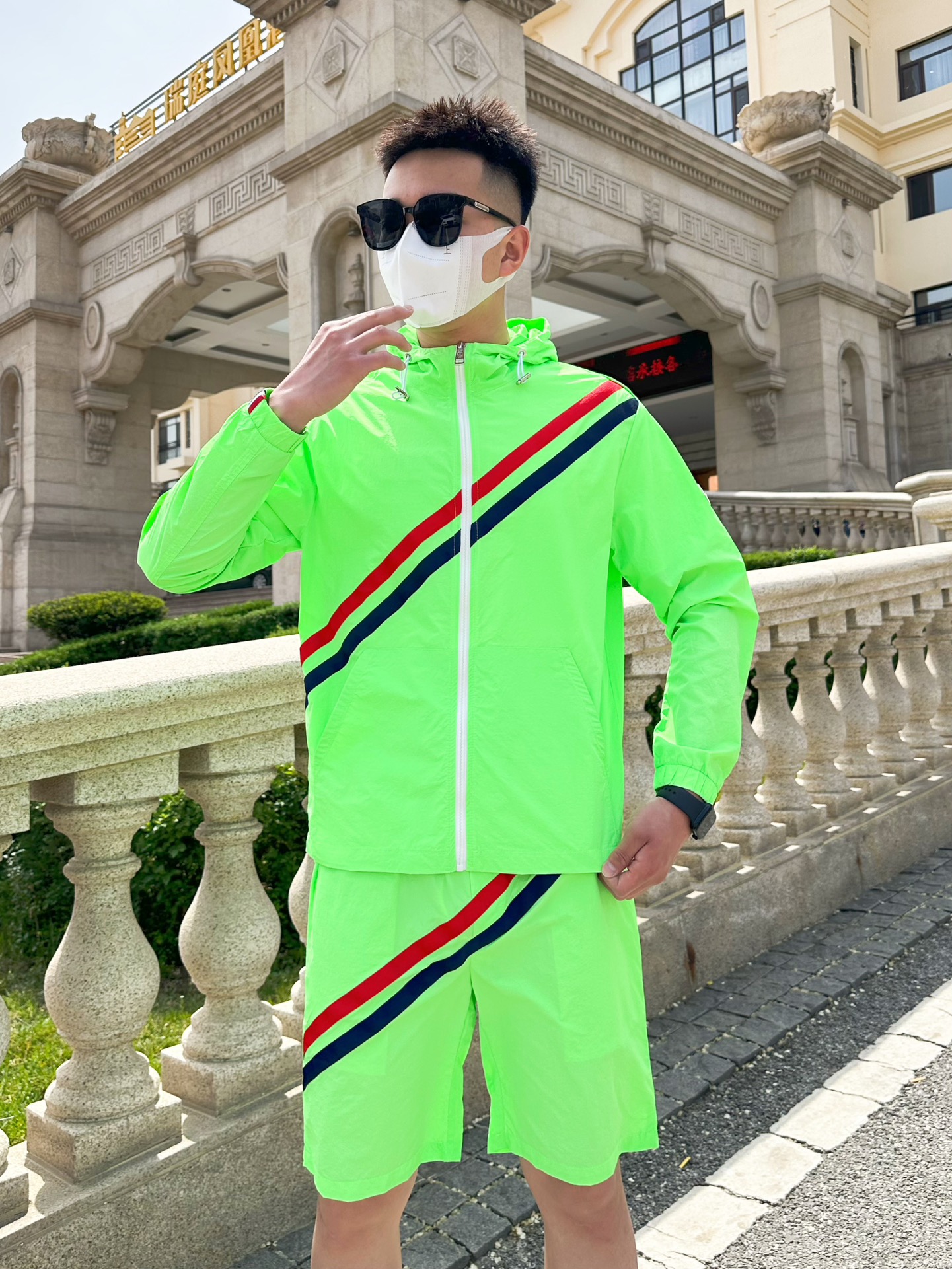 NO:410469,Summer sunscreen shorts suit, overseas counter synchronization, light and high-quality fabrics, luxurious and high-quality customization, anyone can easily control, customer-supplied imported fiber fabrics, soft hand, comfortable and stylish, sweat-absorbing and breathable, foreign trade company orders, n domestic first-line OEM factories, customized high-density fabrics, water-free, luxurious upper body looks young, summer street fashion sun protection must be required. Number M~XXXL.L wears 175/140 catties, place an order to report height and weight, Moncler, shorts, alexander wang19860909蒙口 夏季防晒衣短裤套装,海外专柜同步 轻薄高品质面料奢华高级定制 任何人都可以轻松驾驭,客供进口聚纤维面料 手软舒适有型 吸汗透气 ,外贸公司订单,n国内一线代工厂出品,订制高密度面料,过水不变型,奢华上身显年轻,夏日街头时尚防晒必备款. 码数M～XXXL.L穿175/140斤 下单报身高体重,,Moncler,shorts,alexander wang,Men's clothing